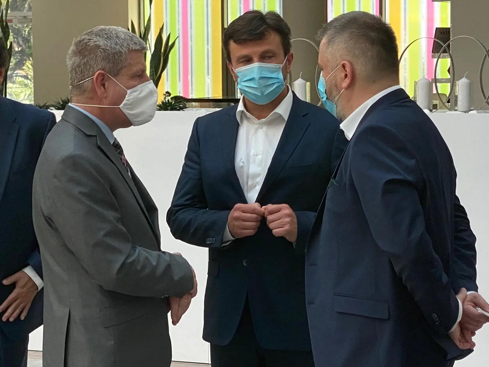 Minister zdravotníctva Vladimír Lengvarský, generálny riaditeľ Siete nemocníc Pro care a Svet zdravia Radoslav Čuha a riaditeľ michalovskej nemocnice Marián Haviernik počas návštevy ministra v Nemocnici Michalovce.