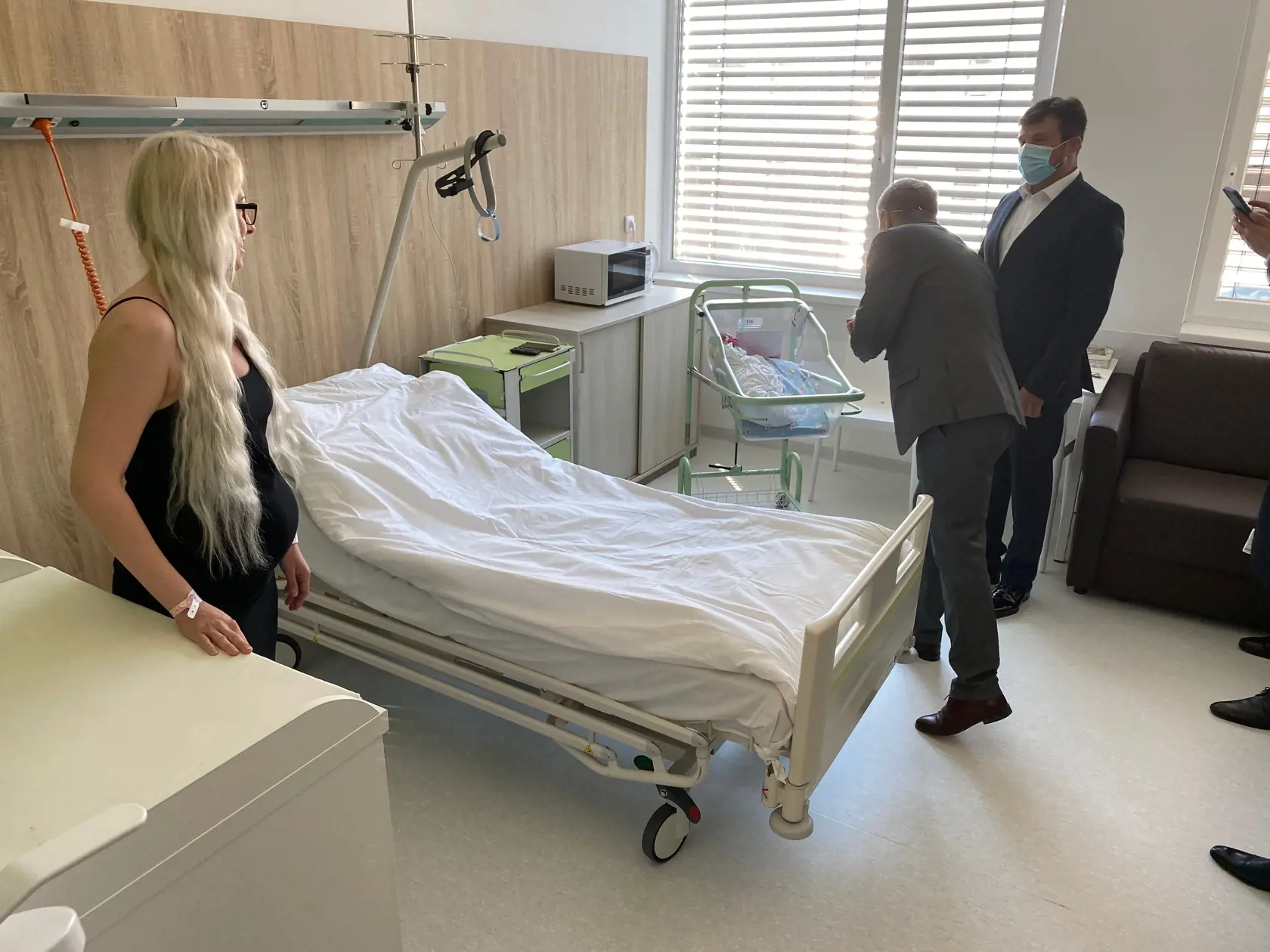 V nemocničnej izbe. Vladimír Lengvarský vošiel počas svojej návštevy v michalovskej nemocnici aj do nemocničnej a potešil a prekvapil rodičku Anetu (31).
