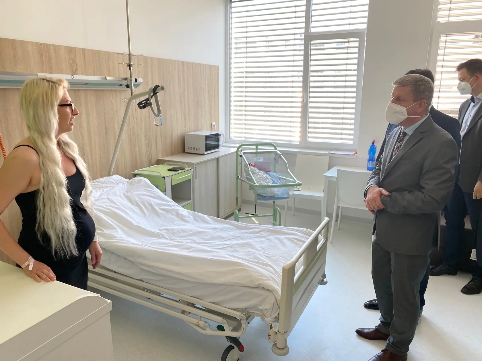Minister zdravotníctva navštívil počas prehliadky Nemocnice Michalovce rodičku Anetu (31) v nemocničnej izbe. Pokochal sa aj pohľadom na jej jednodňové bábätko Anetku. "Som prekvapená a potešená z jeho návštevy."