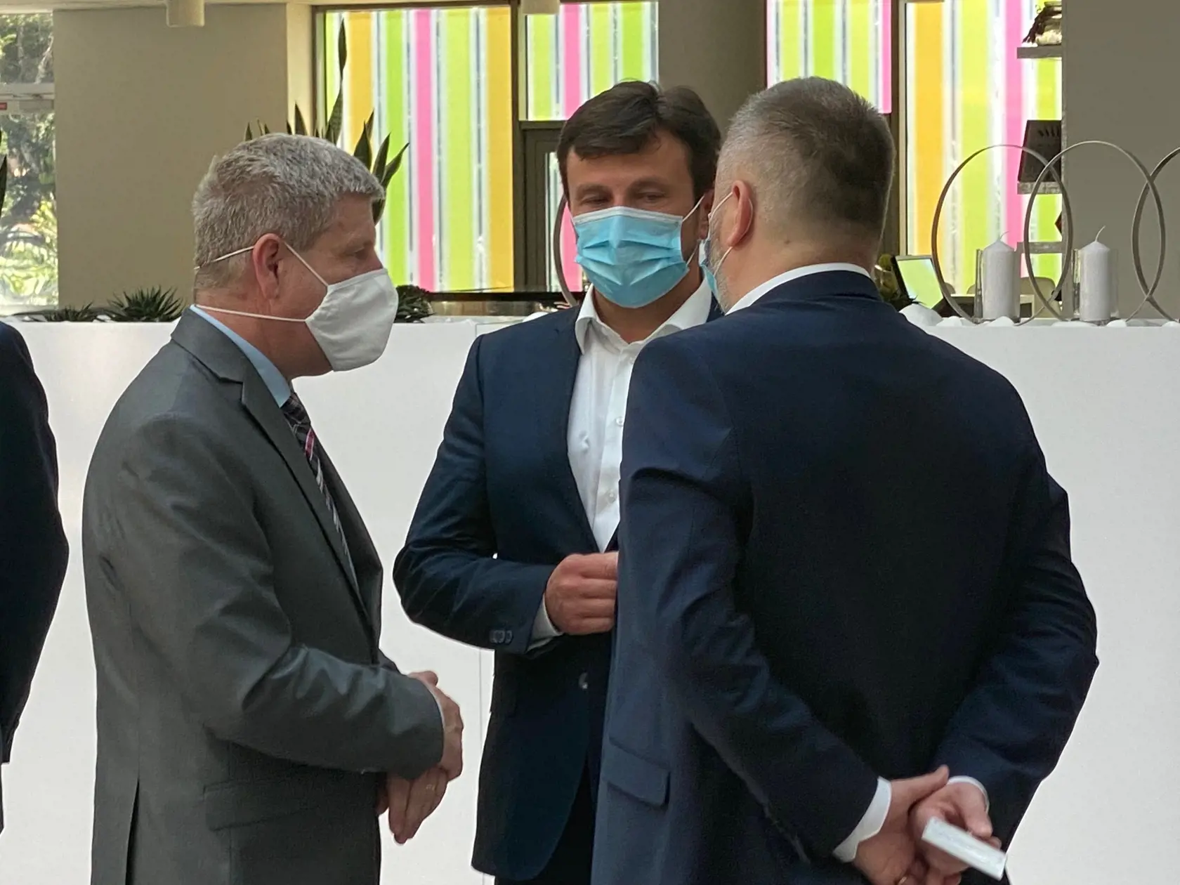 Minister zdravotníctva Vladimír Lengvarský, generálny riaditeľ Siete nemocníc Pro care a Svet zdravia Radoslav Čuha a riaditeľ michalovskej nemocnice Marián Haviernik počas návštevy ministra v Nemocnici Michalovce.