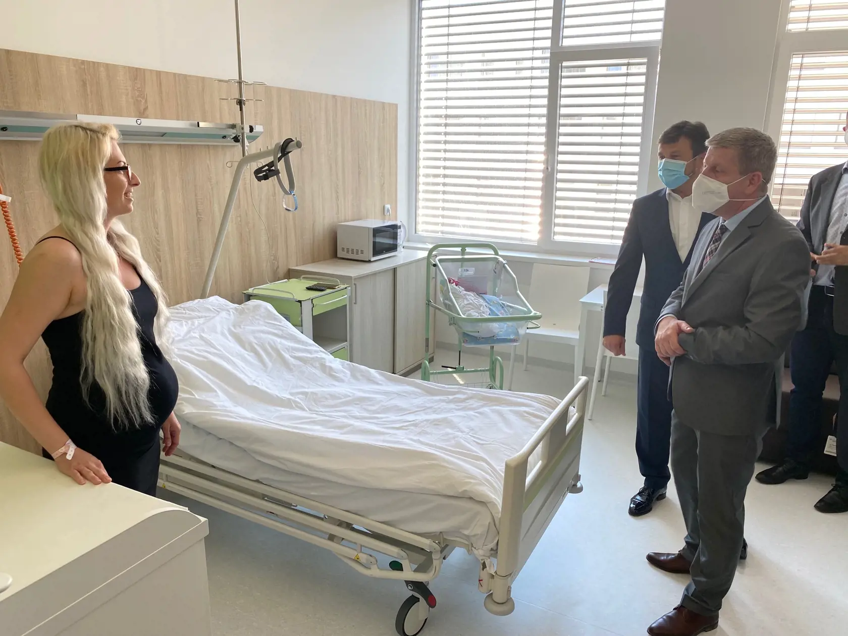 V nemocničnej izbe. Vladimír Lengvarský vošiel počas svojej návštevy v michalovskej nemocnici aj do nemocničnej a potešil a prekvapil rodičku Anetu (31).