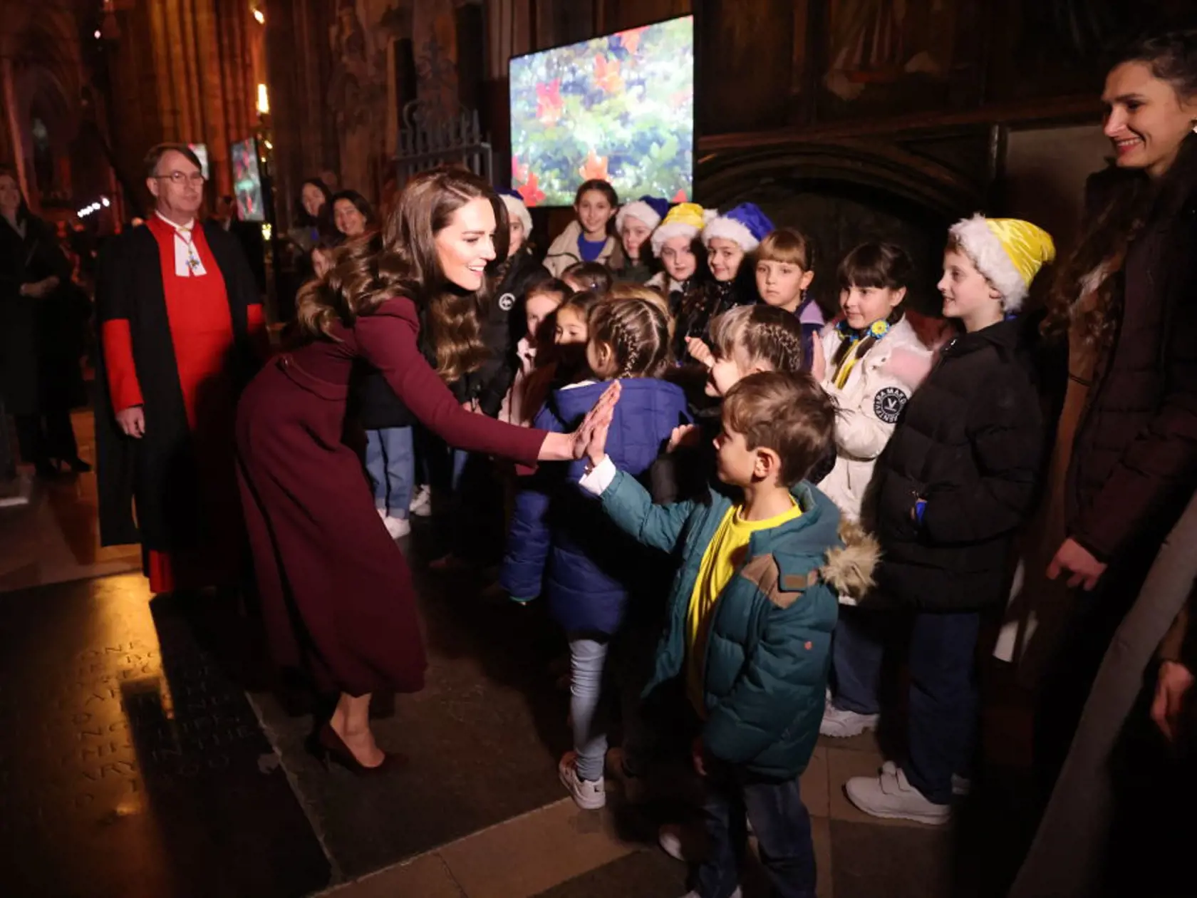 Princezná Kate zažiarila v bordovom kabáte, ktorý dal vyniknúť jej štíhlej postave.