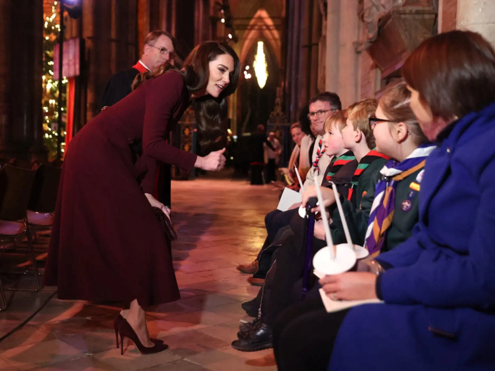 Princezná Kate zažiarila v bordovom kabáte, ktorý dal vyniknúť jej štíhlej postave.