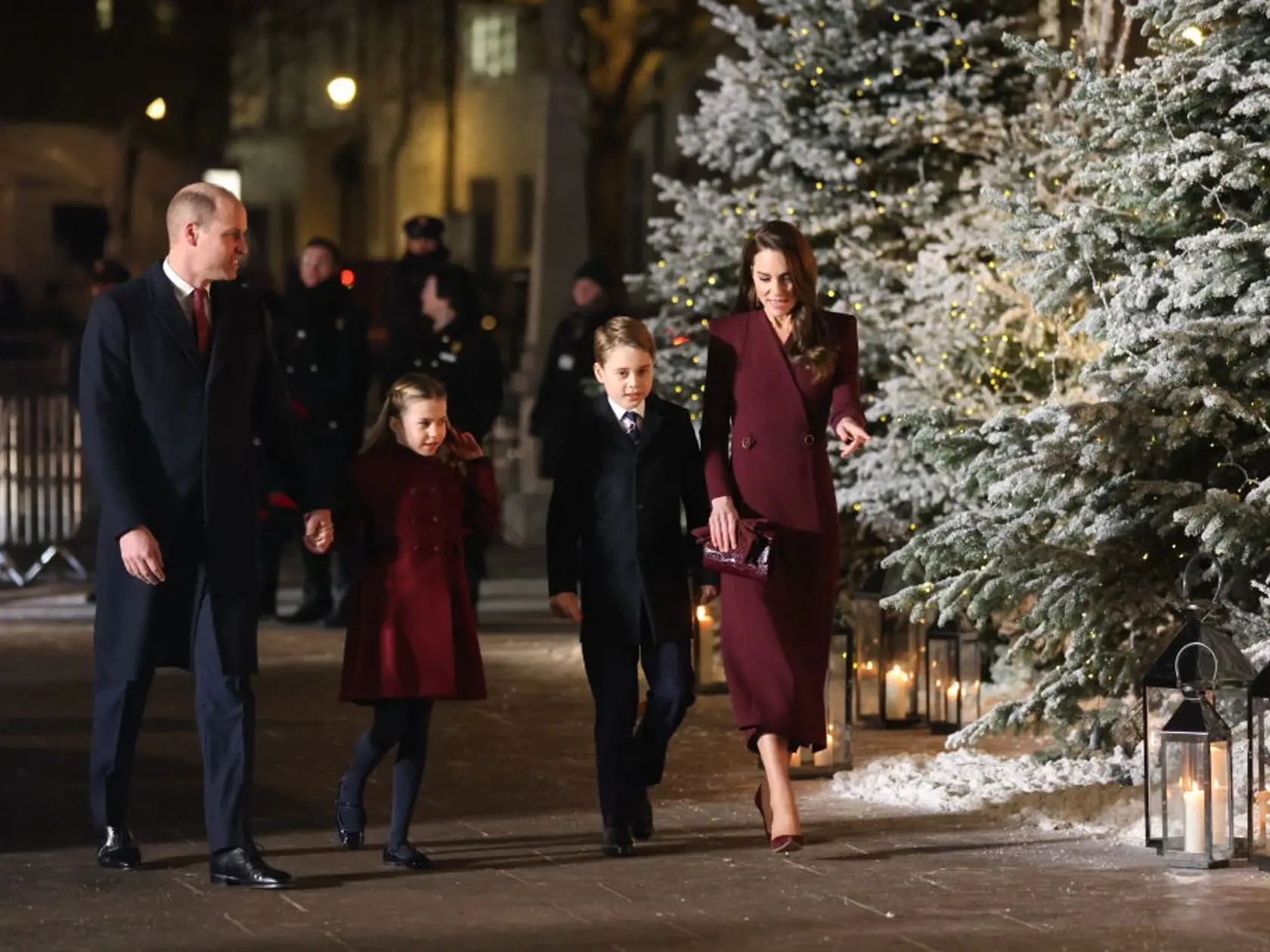 Princ William s manželkou Kate vytiahli ten najväčší tromf. Do spoločnosti vzali aj svoje dve staršie ratolesti, s ktorými sa dokonale zladili. George (9) a Charlotte (7) vyzerali ako mladšie kópie svojich rodičov.