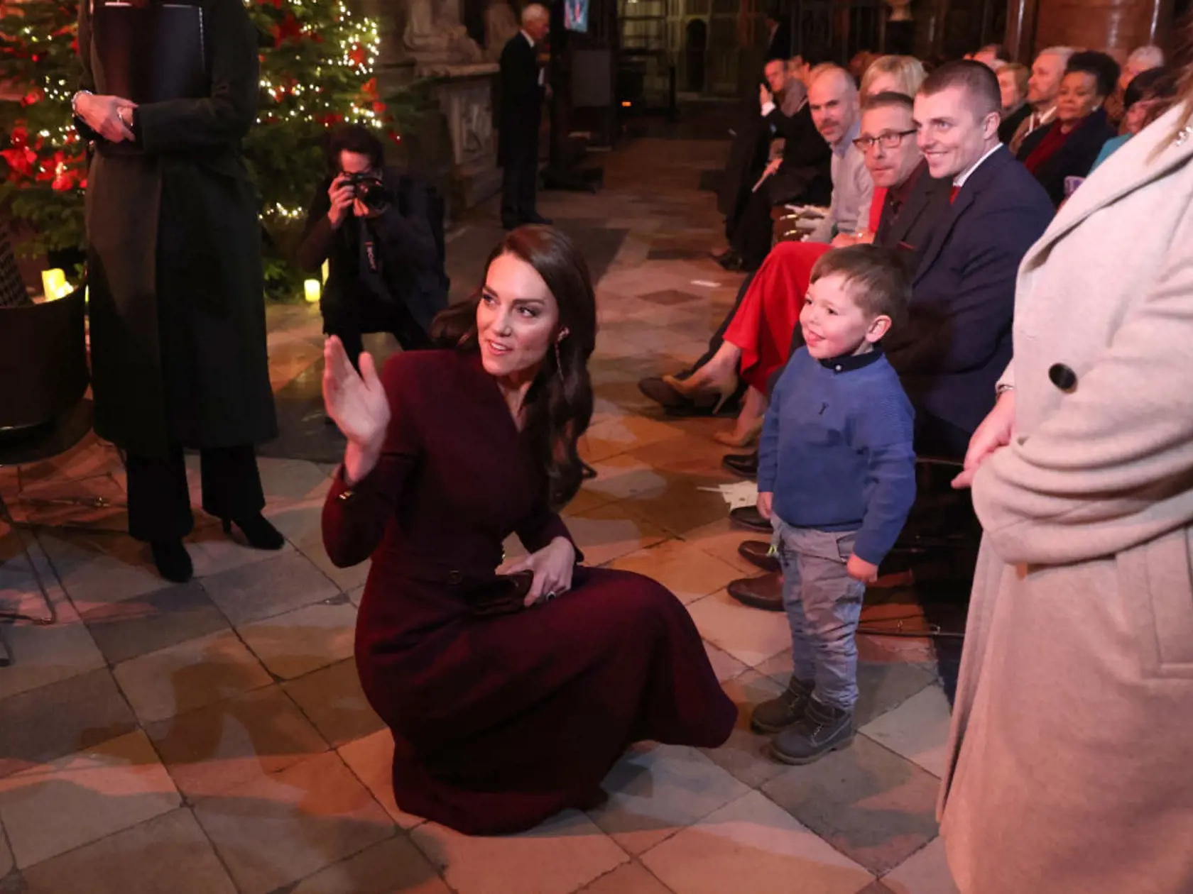 Princezná Kate zažiarila v bordovom kabáte, ktorý dal vyniknúť jej štíhlej postave.