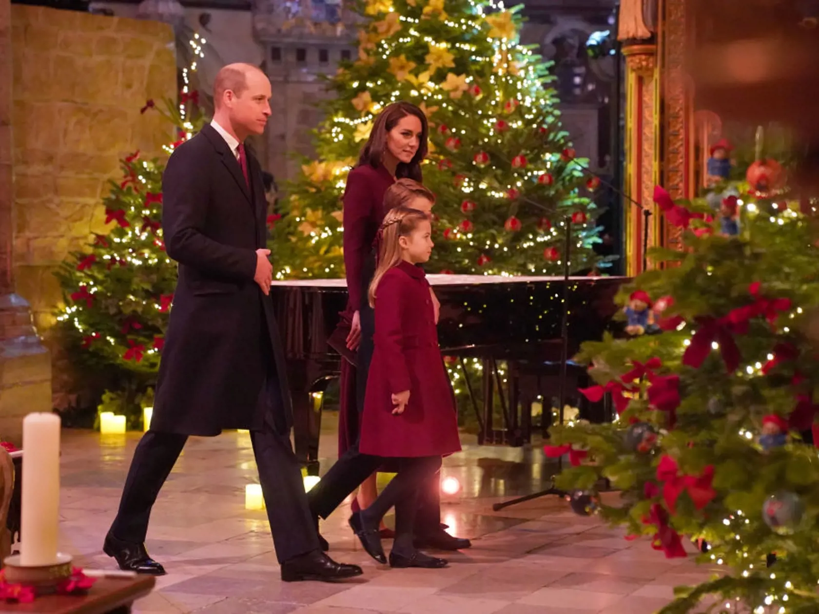 Princ William s manželkou Kate vytiahli ten najväčší tromf. Do spoločnosti vzali aj svoje dve staršie ratolesti, s ktorými sa dokonale zladili. George (9) a Charlotte (7) vyzerali ako mladšie kópie svojich rodičov.