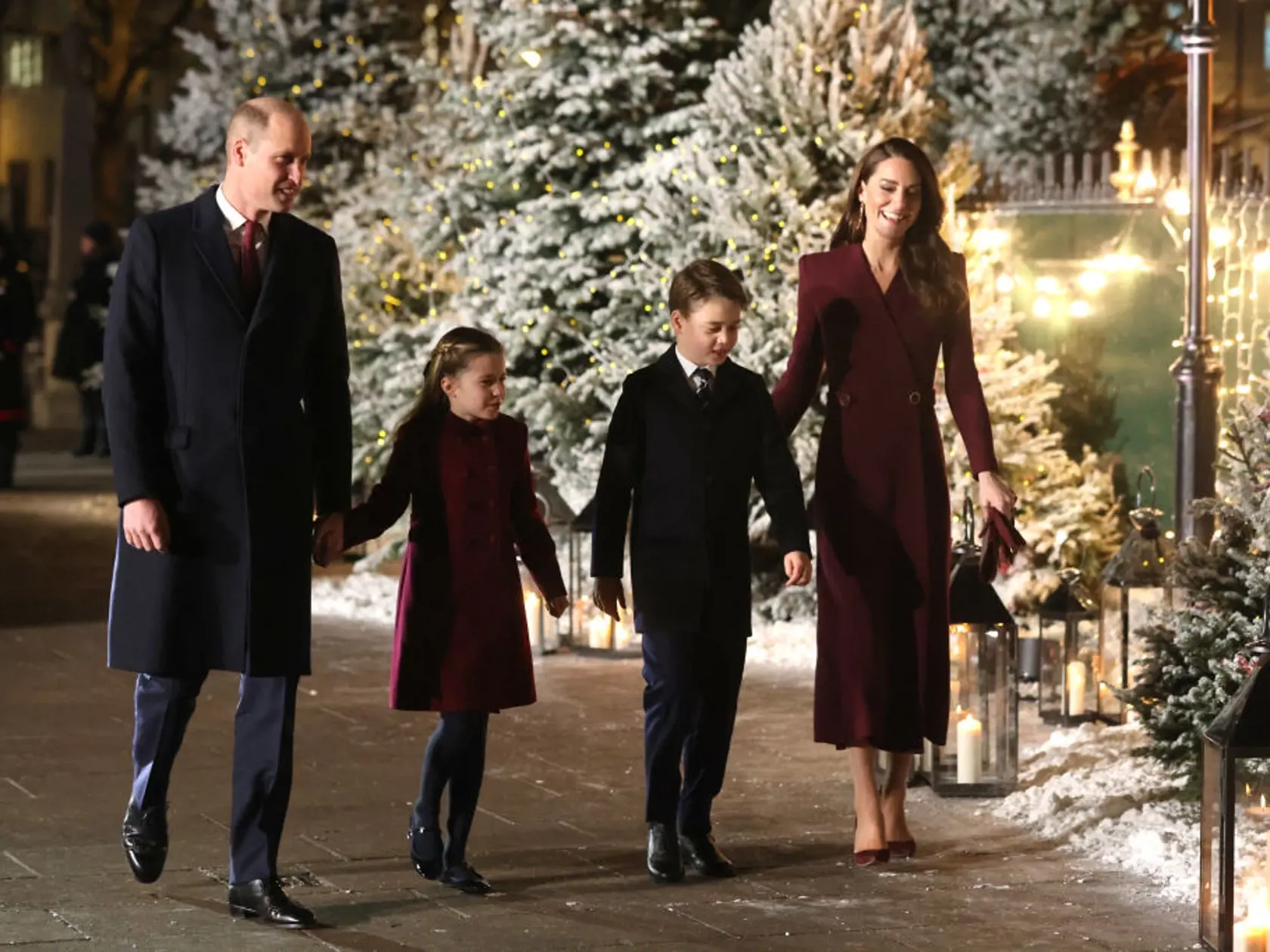 Princ William s manželkou Kate vytiahli ten najväčší tromf. Do spoločnosti vzali aj svoje dve staršie ratolesti, s ktorými sa dokonale zladili. George (9) a Charlotte (7) vyzerali ako mladšie kópie svojich rodičov.