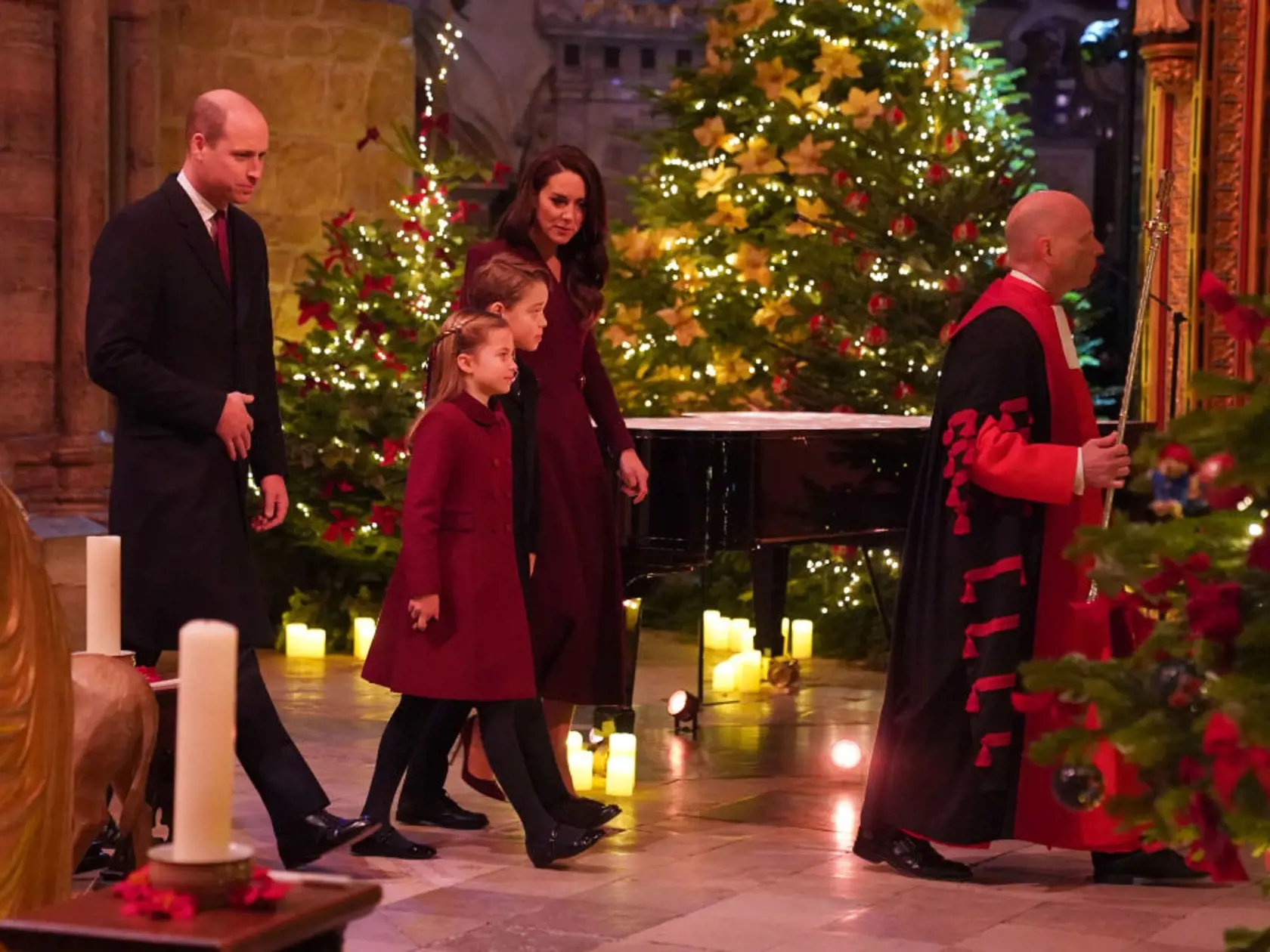 Princ William s manželkou Kate vytiahli ten najväčší tromf. Do spoločnosti vzali aj svoje dve staršie ratolesti, s ktorými sa dokonale zladili. George (9) a Charlotte (7) vyzerali ako mladšie kópie svojich rodičov.