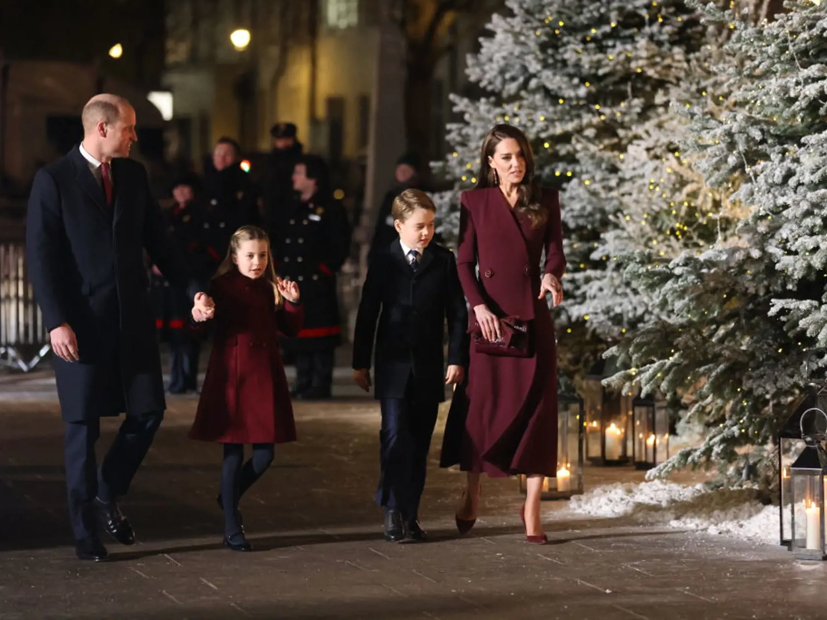 Princ William s manželkou Kate vytiahli ten najväčší tromf. Do spoločnosti vzali aj svoje dve staršie ratolesti, s ktorými sa dokonale zladili. George (9) a Charlotte (7) vyzerali ako mladšie kópie svojich rodičov.