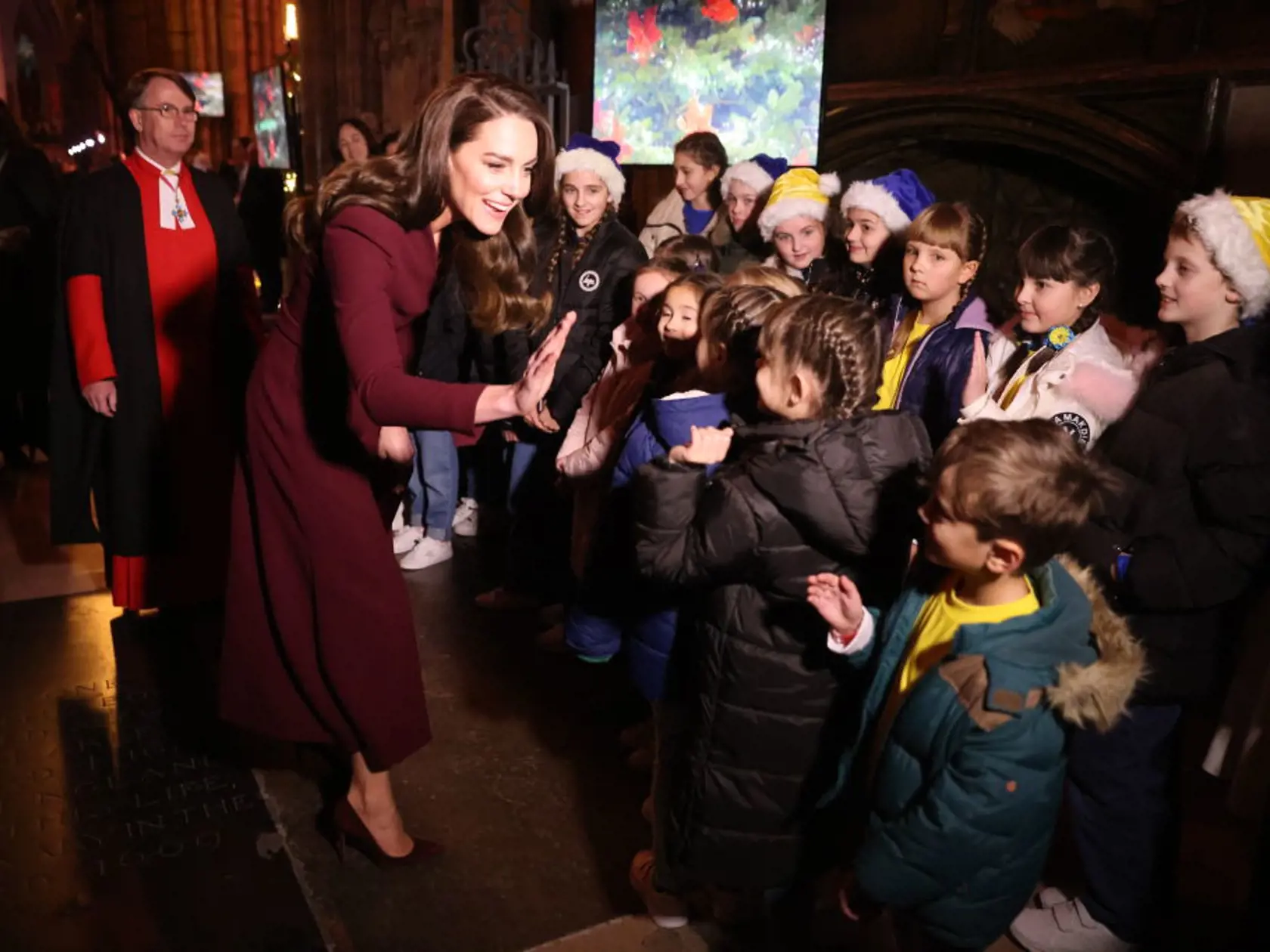 Princezná Kate zažiarila v bordovom kabáte, ktorý dal vyniknúť jej štíhlej postave.