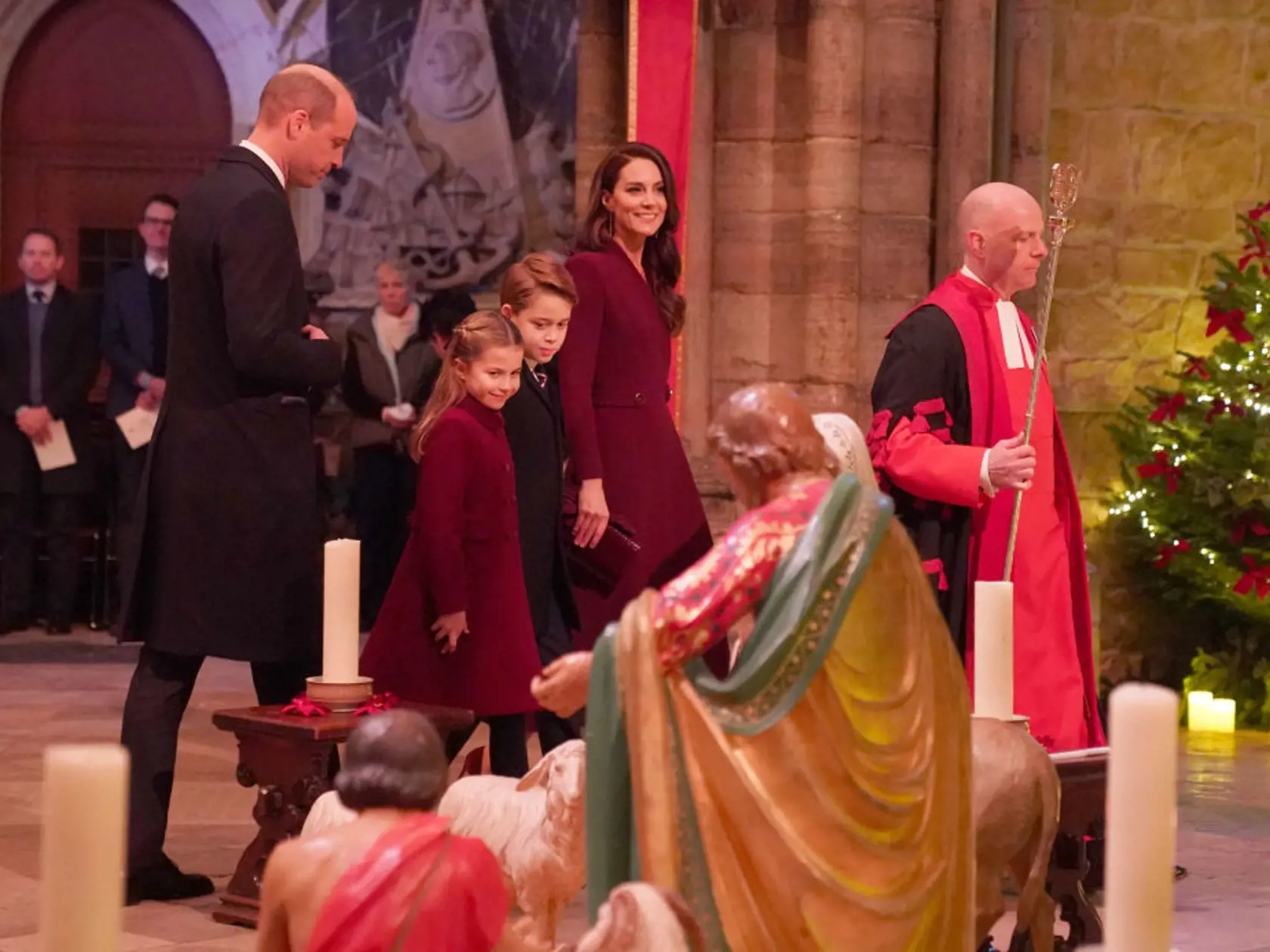 Princ William s manželkou Kate vytiahli ten najväčší tromf. Do spoločnosti vzali aj svoje dve staršie ratolesti, s ktorými sa dokonale zladili. George (9) a Charlotte (7) vyzerali ako mladšie kópie svojich rodičov.