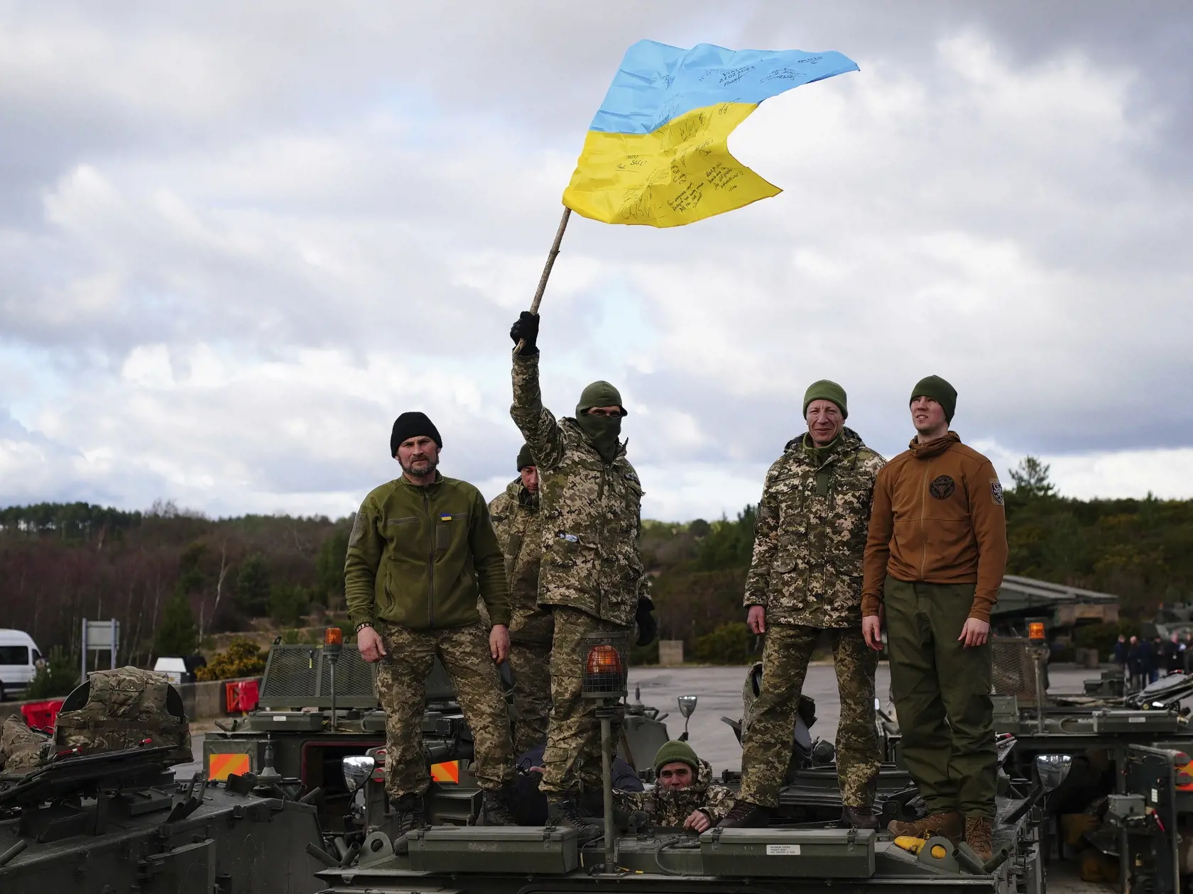 Na snímke ukrajinskí vojaci na britskej vojenskej základni Bovington Camp, kde trénujú obsluhu tankov Challenger 2, v stredu 22. februára 2023 v Dorsete.