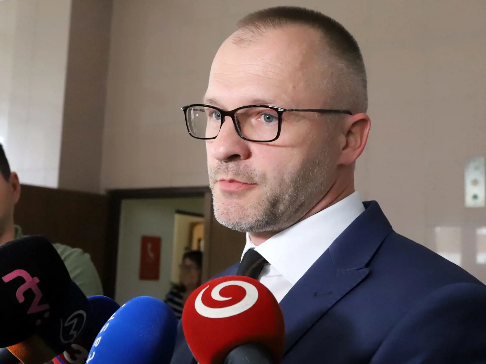Etická komisia prokuratúry sa v Banskej Bystrici zaoberala disciplinárnym konaním voči bývalému generálnemu prokurátorovi Dobroslavovi Trnkovi. Termín vytýčil predseda etickej komisie prokuratúry Rastislav Remeta. Na zasadnutí prerokovali žiadosť disciplinárnej komisie Generálnej prokuratúry (GP) SR o predloženie stanoviska v konaní proti Dobroslavovi Trnkovi. Na snímke predseda etickej komisie prokuratúry Rastislav Remeta počas brífingu, v Banskej Bystrici 7. júla 2020.