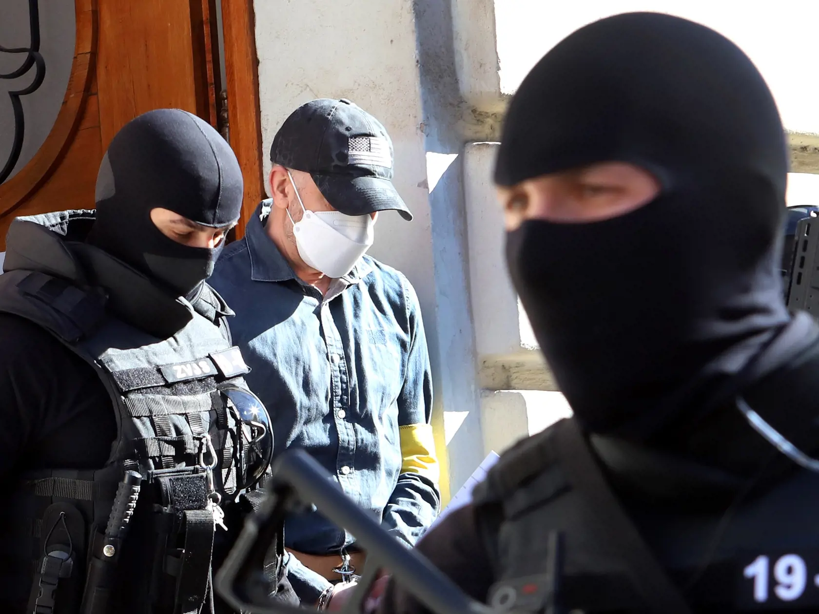 Bývalého šéfa protikorupčnej jednotky Róberta Krajmera, zadržaného vlani v novembri počas akcie Očistec, ponechal sudca pre prípravné konanie Špecializovaného trestného súdu (ŠTS), pracovisko Banská Bystrica, vo väzbe. Rozhodol o tom v pondelok. Je obvinený zo založenia zločineckej skupiny, prijímania úplatku a zneužívania právomoci verejného činiteľa. Na snímke eskorta odvádza obvineného bývalého šéfa protikorupčnej jednotky Roberta Krajmera z budovy Špecializovaného trestného súdu (ŠTS) v Banskej Bystrici.