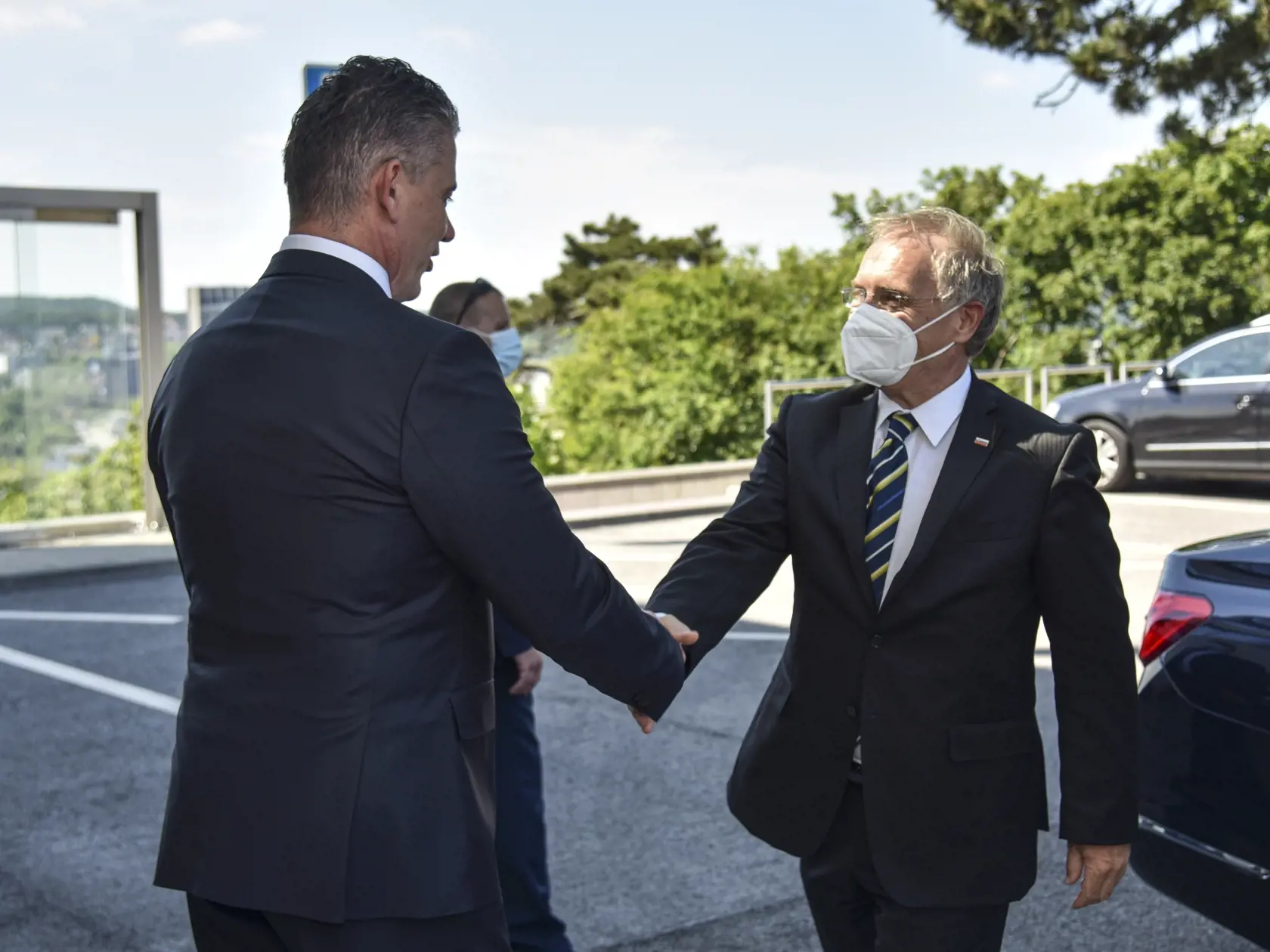 Na snímke zľava minister vnútra SR Roman Mikulec (OĽANO), slovinský minister vnútra Aleš Hojs počas prijatia pred bilaterálnym rokovaním na tému predsedníctva Slovinskej republiky v rade EÚ a výmeny informácií v rámci rezortov vnútra oboch krajín 2. júna 2021 v Bratislave.