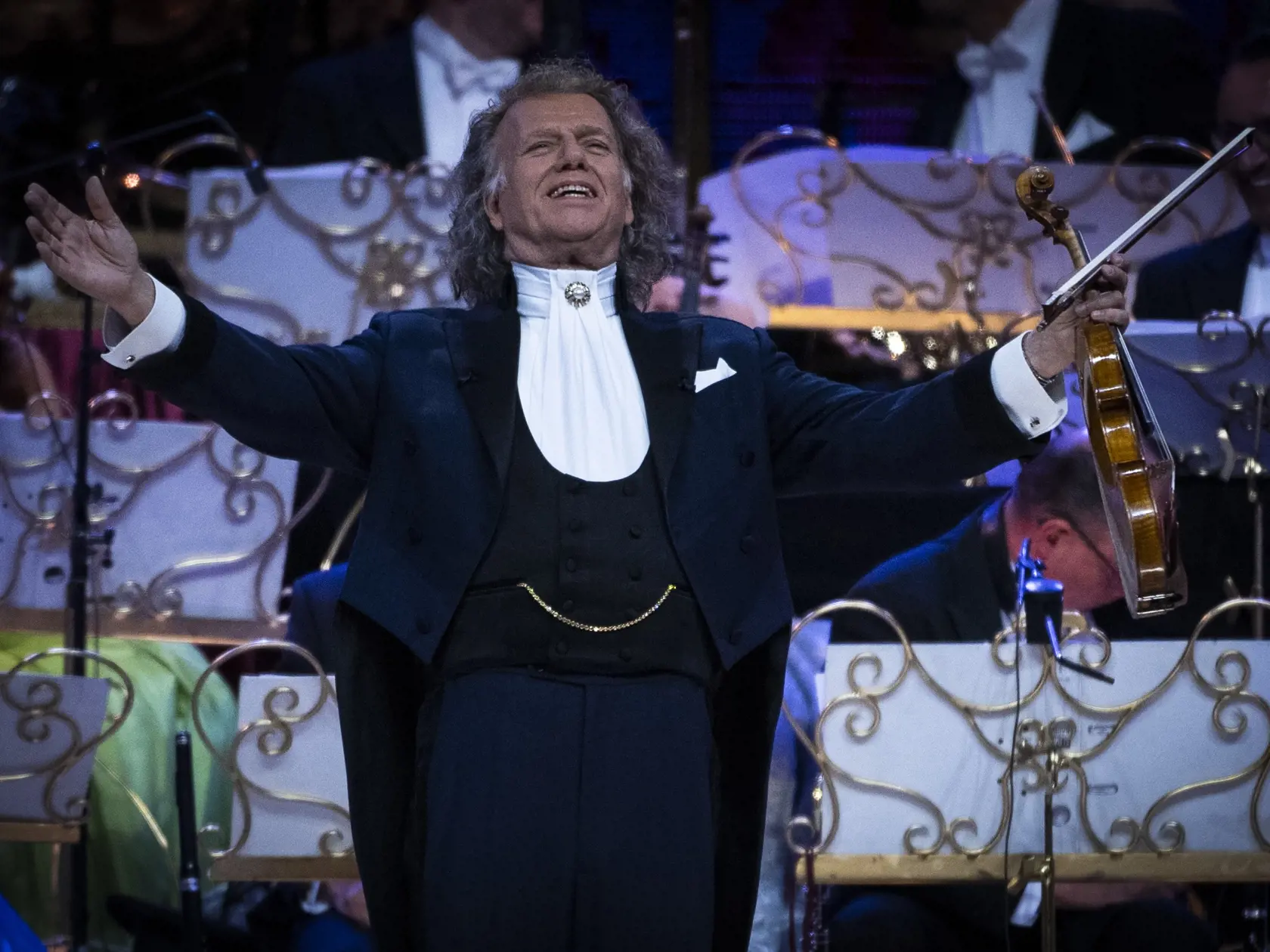 Na snímke holandský huslista a skladateľ André Rieu vystupuje spolu so svojím 60-členným súkromným orchestrom Johann Strauss Orchestra počas koncertu na Zimnom štadióne Ondreja Nepelu 31. mája 2022 v Bratislave. FOTO TASR - Jaroslav Novák