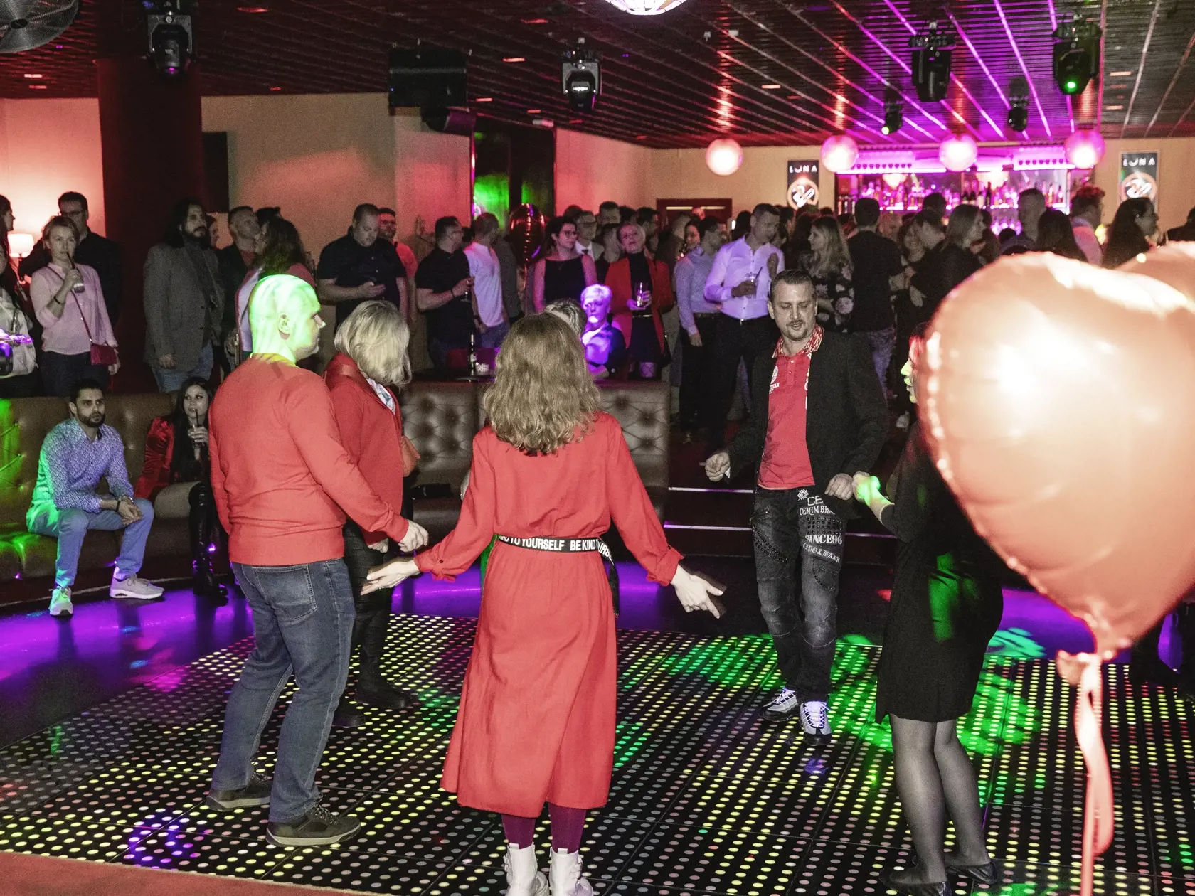 „Disko trisko“. Žiadna dobrá párty, ani tá valentínska, sa nezaobíde bez poriadnej tancovačky. V sále hrali počas celej noci najväčšie diskotékové hity.