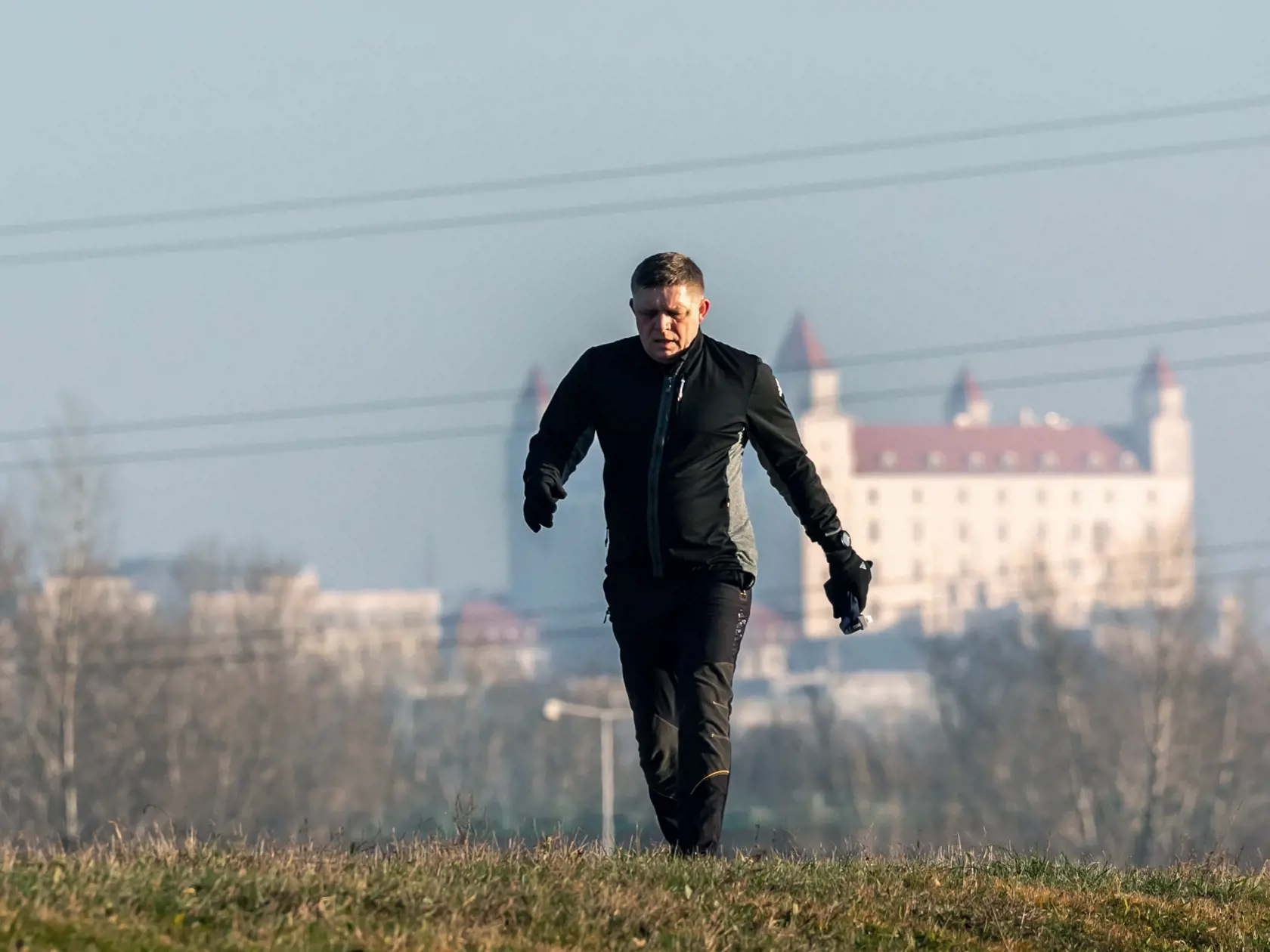 Na snímke je poslanec NRSR a predseda politickej strany SMER-SD Robert Fico ako športuje na hrádzi pri hraničnom prechode Berg. 