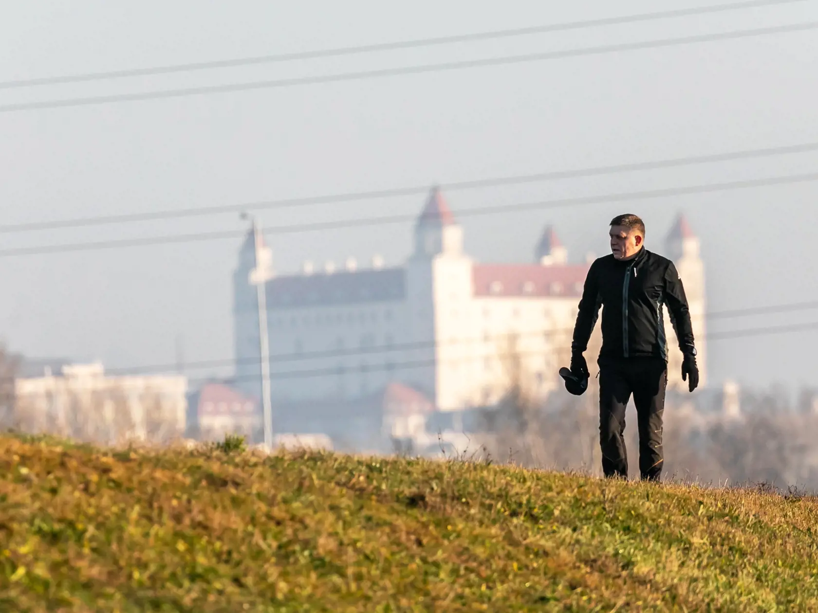 Na snímke je poslanec NRSR a predseda politickej strany SMER-SD Robert Fico ako športuje na hrádzi pri hraničnom prechode Berg. 