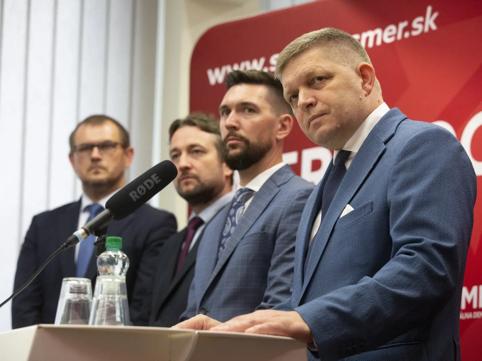 Pracovný snem strany SMER-SD na Súmračnej ulici v BA
Na obr: predsedníctvo Smer-SD
Marián Saloň, Richard Takáč, Róbert Fico, Erik Kaliňák, Ladislav Kamenický, Juraj Blanár