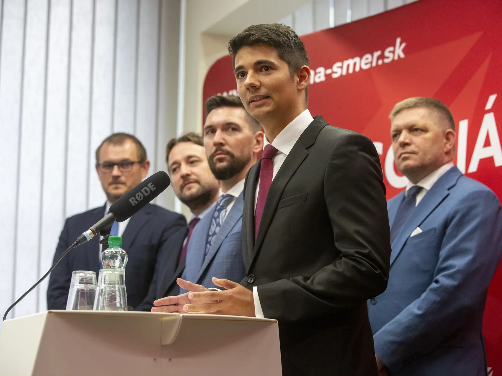 Pracovný snem strany SMER-SD na Súmračnej ulici v BA
Na obr: predsedníctvo Smer-SD
Marián Saloň, Richard Takáč, Róbert Fico, Erik Kaliňák, Ladislav Kamenický, Juraj Blanár