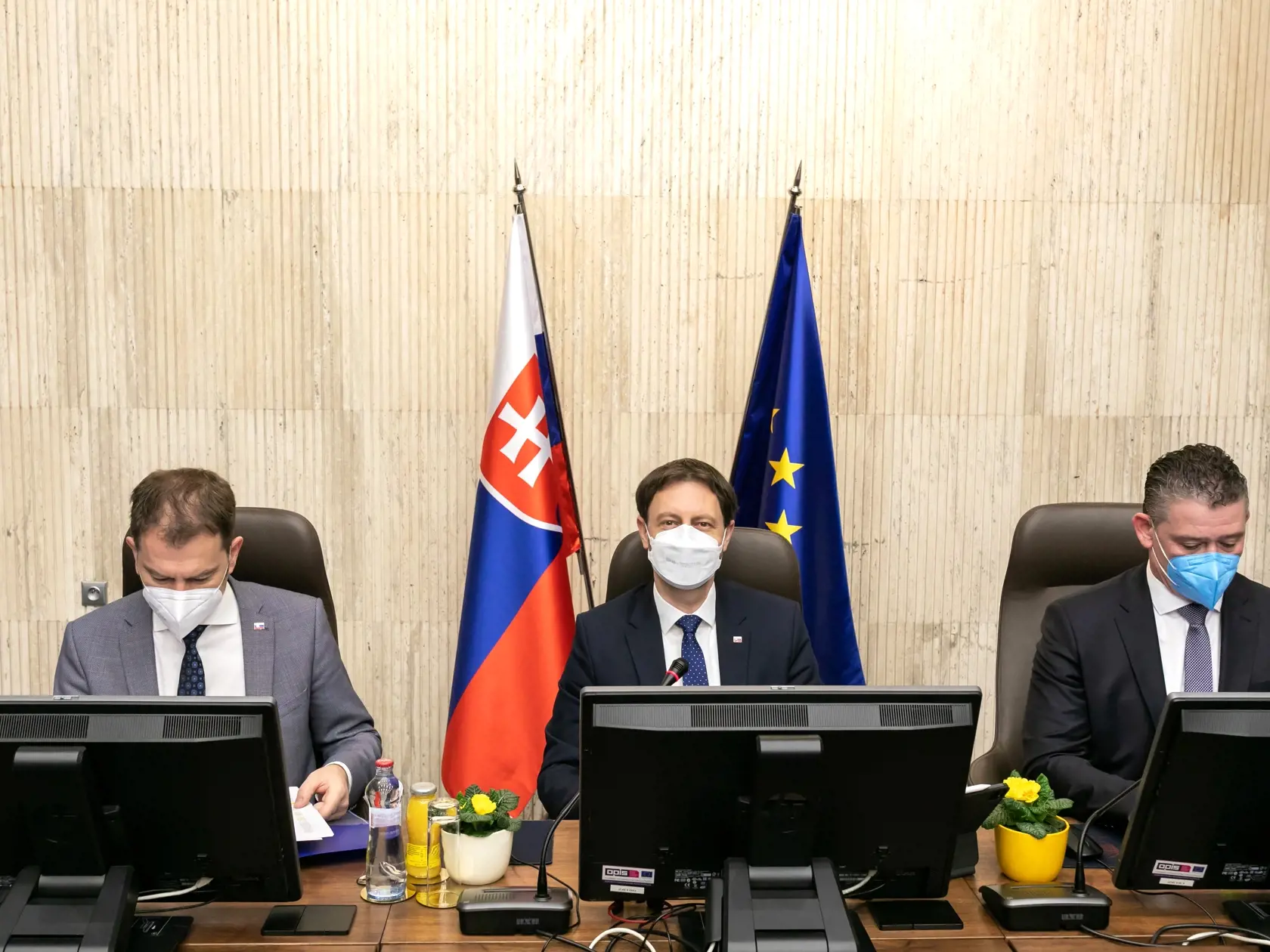 Na snímke sú príchody ministrov na 1. zasadanie vlády pod vedením premiéra Eduarda Hegera. 