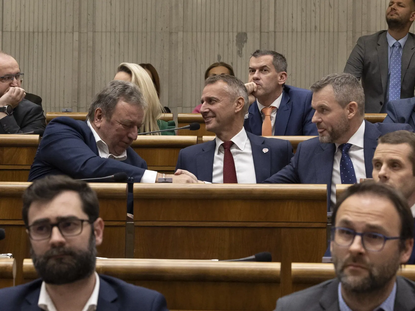 78. schôdza Národnej rady Slovenskej republiky počas ktorej sa poslanci rozhodujú o zotrvaní vlády Eduarda Hegera. Na snímke je Richard Raši a Peter Pellegrini.