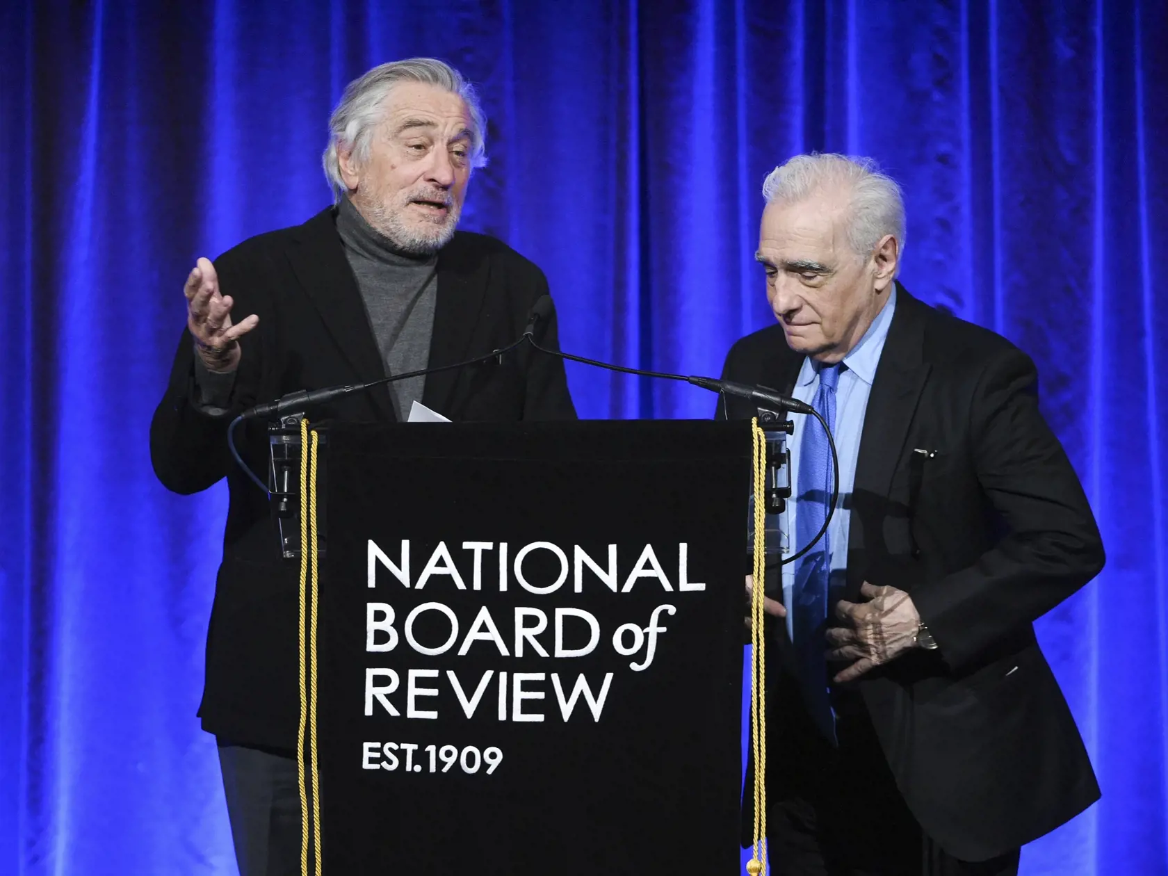 Robert de Niro a režisér Martin Scorsese si prevzali cenu Ikona NBR za film Irishman počas udeľovania cien Amerického združenia filmových kritikov a kritičiek National Board of Review (NBR) v americkom New Yorku v noci na 9. januára 2020.