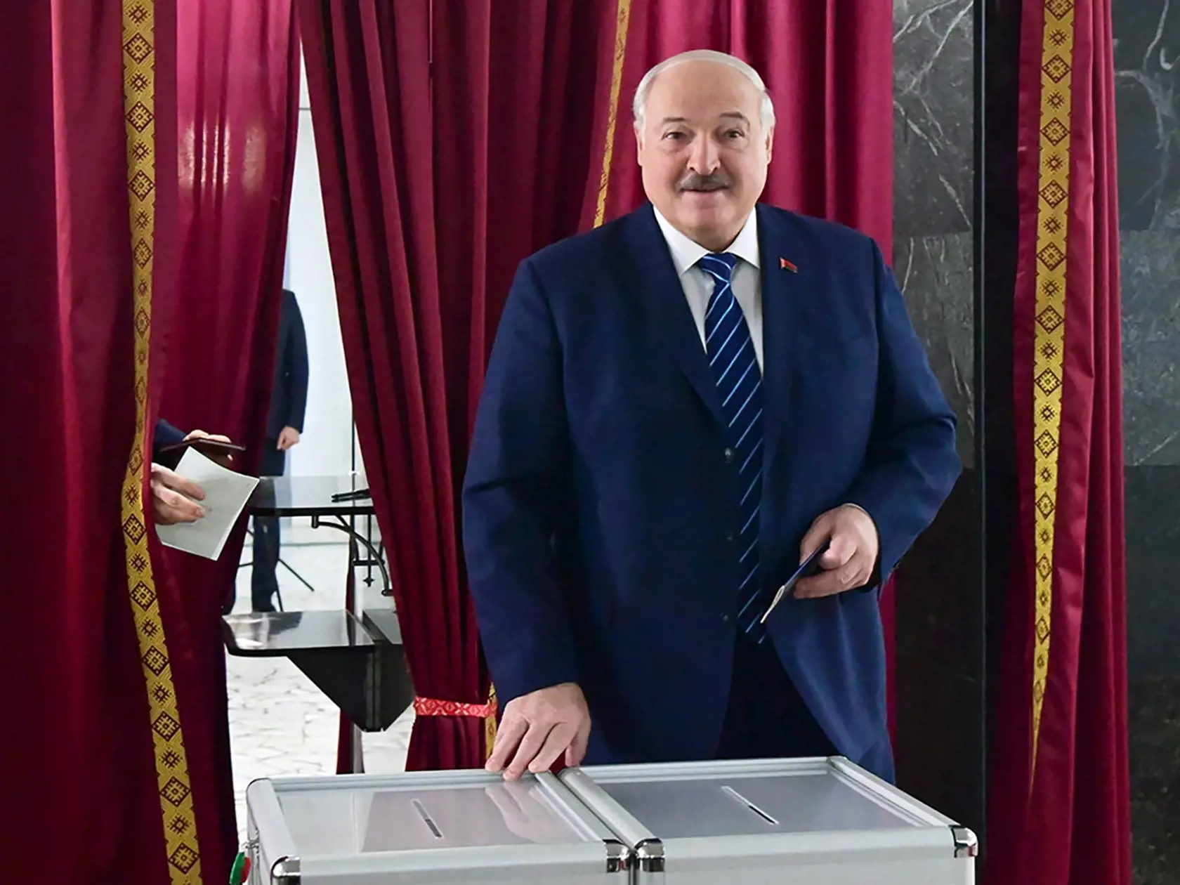 Bieloruský prezident Alexander Lukašenko reaguje po jeho hlasovaní v celoštátnych voľbách vo volebnej miestnosti v Minsku 25. februára 2024. Prvýkrát od riadnych prezidentských volieb v lete 2020 a následných masových protestoch sa v nedeľu v Bielorusku konajú celoštátne voľby. TASR informuje podľa agentúr DPA a AP. Voliči volia okrem 110 poslancov parlamentu aj asi 12-tisíc poslancov miestnych zastupiteľstiev.