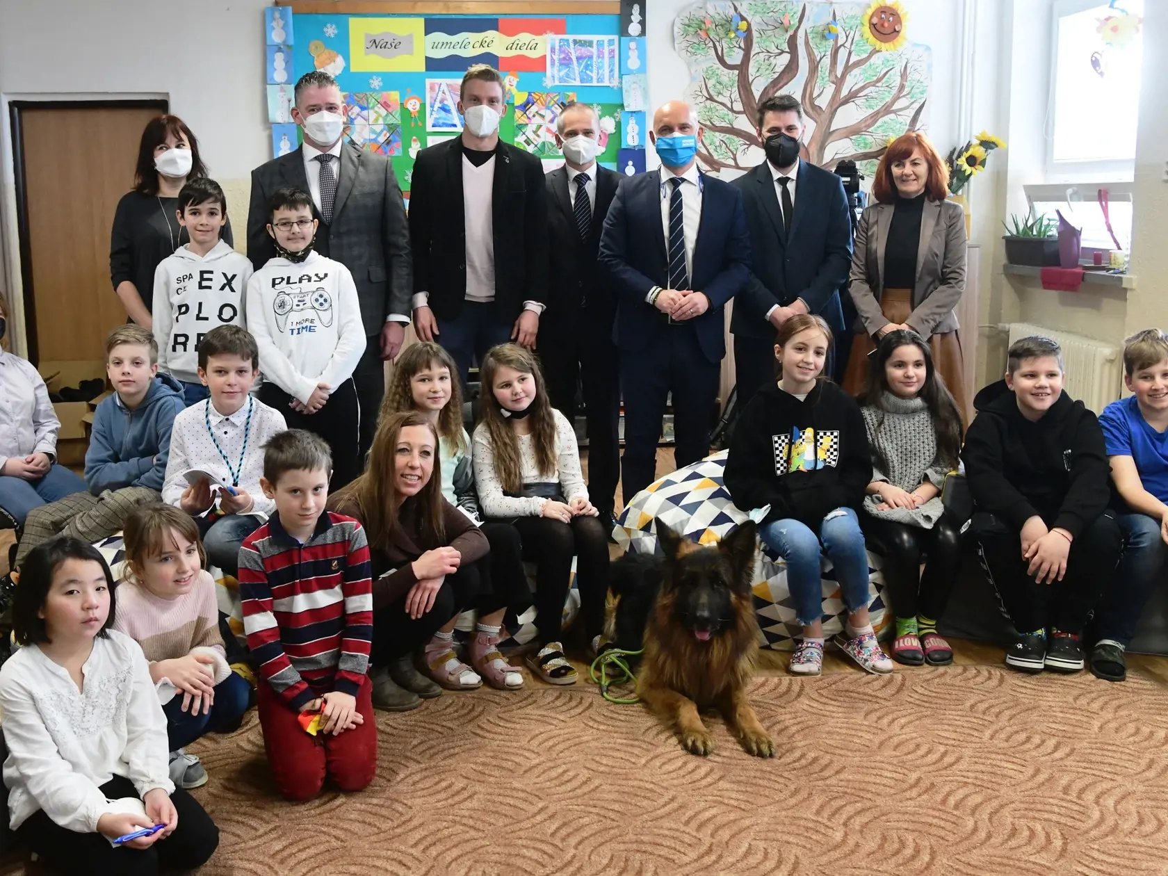 Roma Mikulec navštívil Základnú školu Vrútocká spolu s ministrom školstva Branislavom Gröhlingom (obaja OĽANO), hercom Jurajom Bačom a psíkom Robinom. Práve deti tejto školy dostali prvé príležitosť zoznámiť sa s poučným seriálom Robin s Bačom v hlavnej úlohe.
