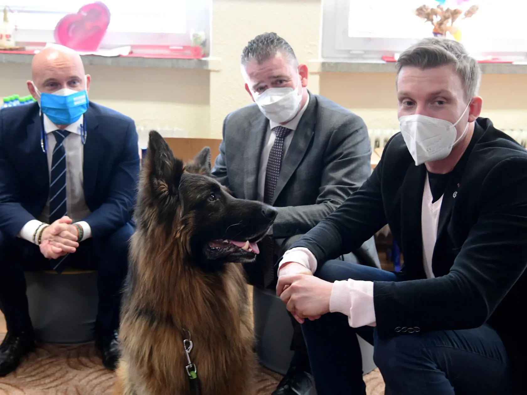 Roma Mikulec navštívil Základnú školu Vrútocká spolu s ministrom školstva Branislavom Gröhlingom (obaja OĽANO), hercom Jurajom Bačom a psíkom Robinom. Práve deti tejto školy dostali prvé príležitosť zoznámiť sa s poučným seriálom Robin s Bačom v hlavnej úlohe.