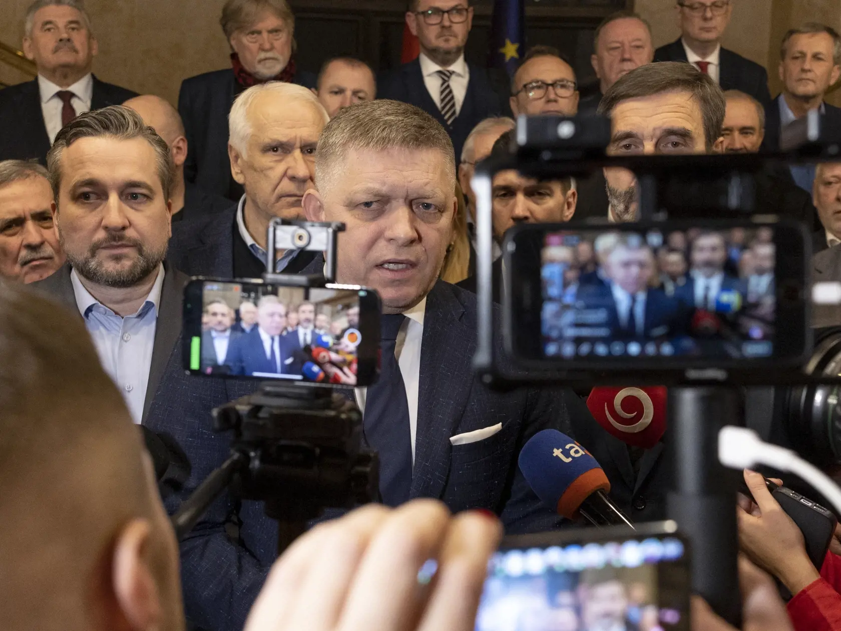 V pléne vystúpili aj viacerí členovia vlády a premiér. Návrh SaS odmietali. Liberálov vyzvali, aby urobili krok späť. Argumentovali zachovaním demokratickej vlády a upozorňovali na riziká návratu Smeru-SD a Hlasu-SD.