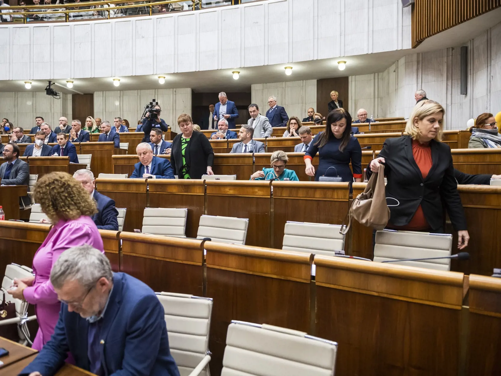 Podpredseda Národnej rady (NR) SR Peter Pčolinský (Sme rodina) v úvode dňa prerušil 78. schôdzu do pondelka (19. 12.) do 13.00 h. Dôvod? V parlamente nemal kto rokovať.