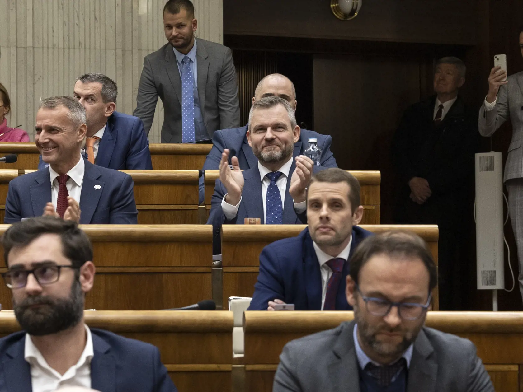 78. schôdza Národnej rady Slovenskej republiky počas ktorej sa poslanci rozhodujú o zotrvaní vlády Eduarda Hegera. Na snímke je Richard Raši a Peter Pellegrini.
