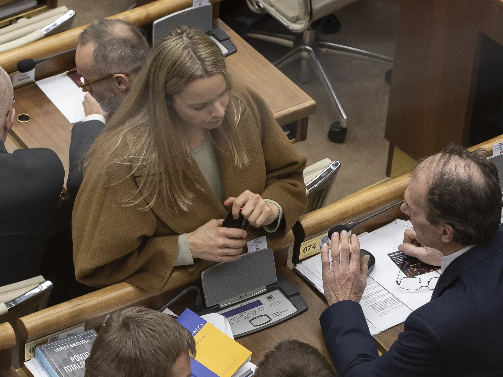Martin Čepček a Romana Tabák (Sme rodina) sa zdržali. Celému vyvrcholeniu v podobe pádu vlády však predchádzal maximálne chaotický deň. Ešte vo štvrtok predpoludním ponúkol Igor Matovič svoju demisiu, pokiaľ SaS stiahne podpisy spod návrhu na vyslovenie nedôvery a podporí rozpočet.