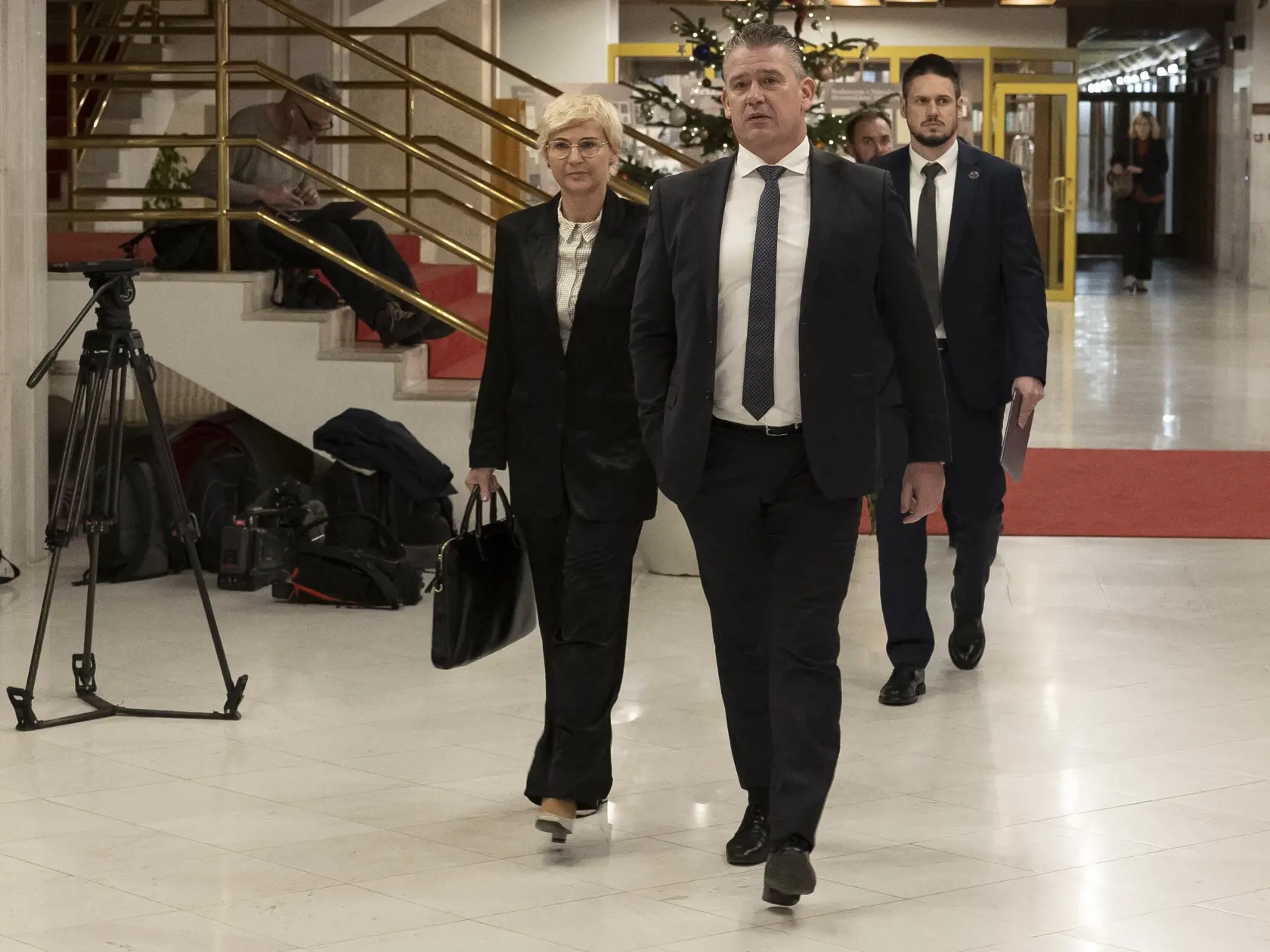 Národná rada (NR) SR vyslovila vo štvrtok nedôveru vláde Eduarda Hegera. Za pád vlády hlasovalo 78 zo 102 prítomných poslancov, proti boli 20, zdržali sa dvaja a dvaja nehlasovali.