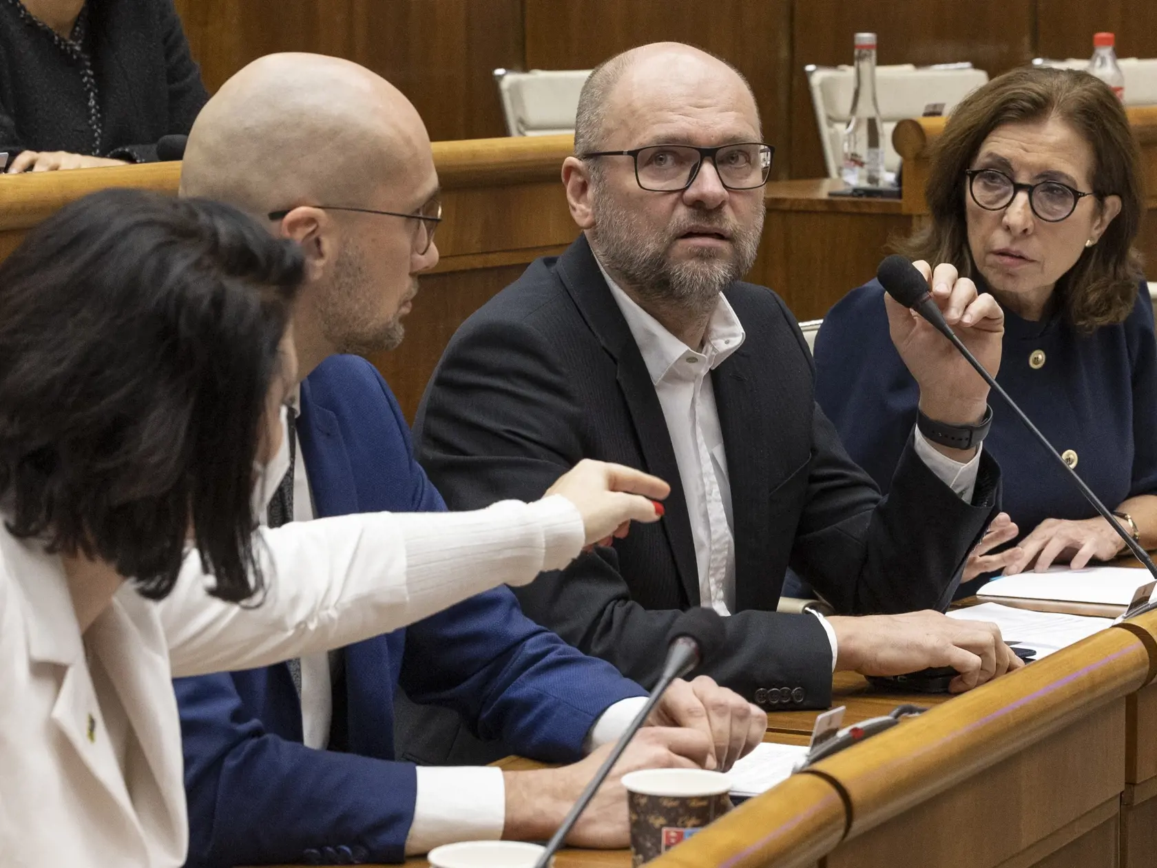 Grandiózne finále však zavŕšil Richard Sulík, ktorý priznal, že si ho na poslednú chvíľu zavolali na „pohovor” premiér, predseda parlamentu a Igor Matovič s tým, že minister financií ide do Prezidentského paláca podať demisiu.