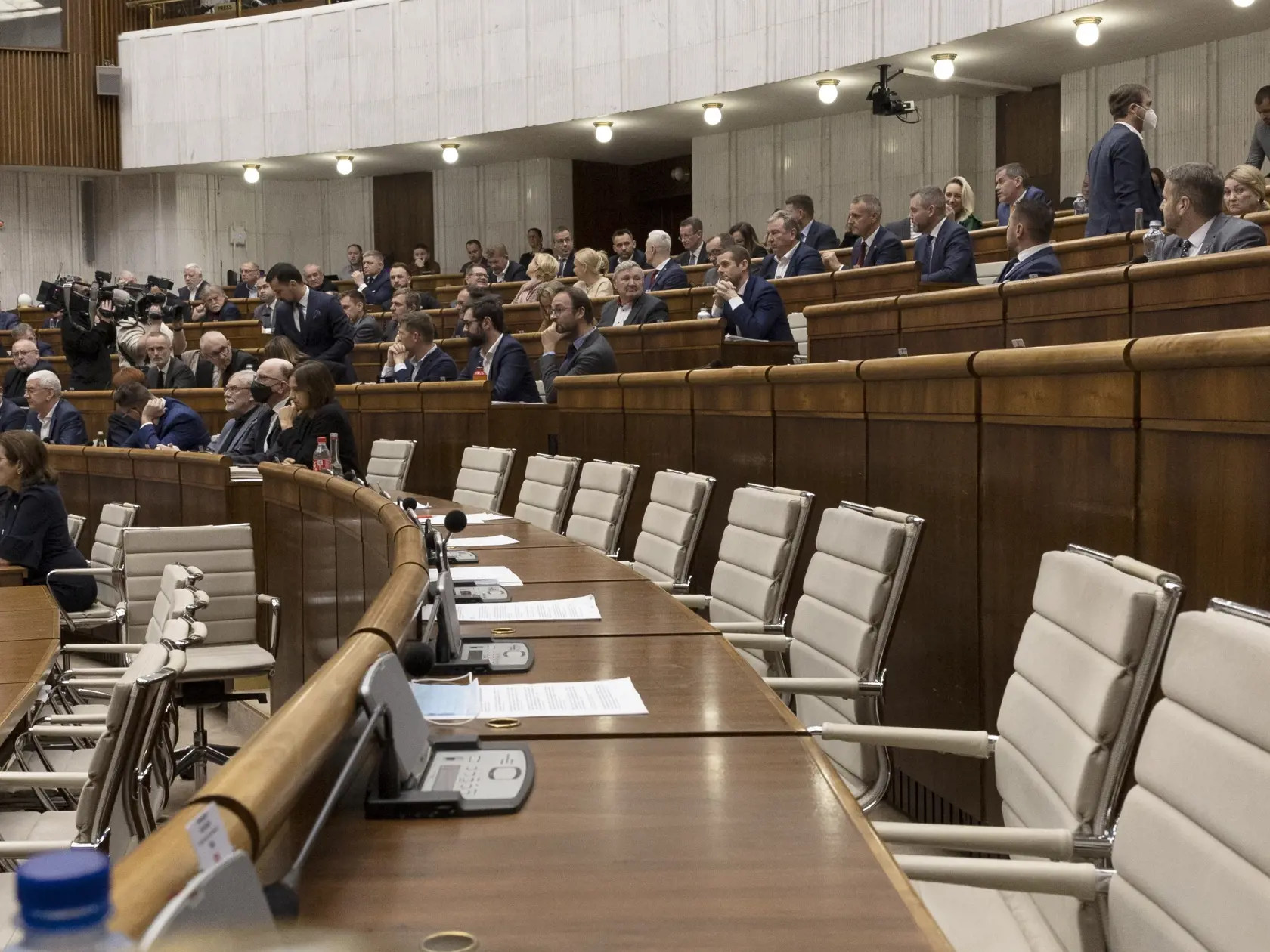 To najväčšie divadelné predstavenie sa však odohralo až po 17.00, keď sa v parlamente napokon malo začať samotné hlasovanie. Krátko predtým dal predseda poslaneckého klubu OĽaNO Michal Šipoš (40) návrh, aby sa hlasovanie odložilo o ďalších 30 minút.