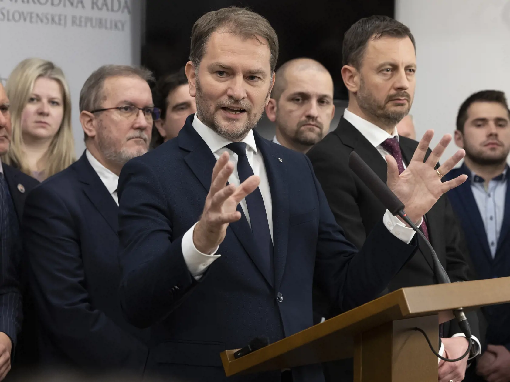 Hoci premiér Eduard Heger (46) bojoval o svoju vládu podľa vlastných slov do poslednej chvíle, nestačilo to. Záchrana jeho kabinetu totiž závisela od rozhodnutia Igora Matoviča (49) podať demisiu v Prezidentskom paláci. Ten však svoje rozhodnutie na poslednú chvíľu zmenil, a preto celý poslanecký klub SaS zahlasoval za vyslovenie nedôvery vláde.