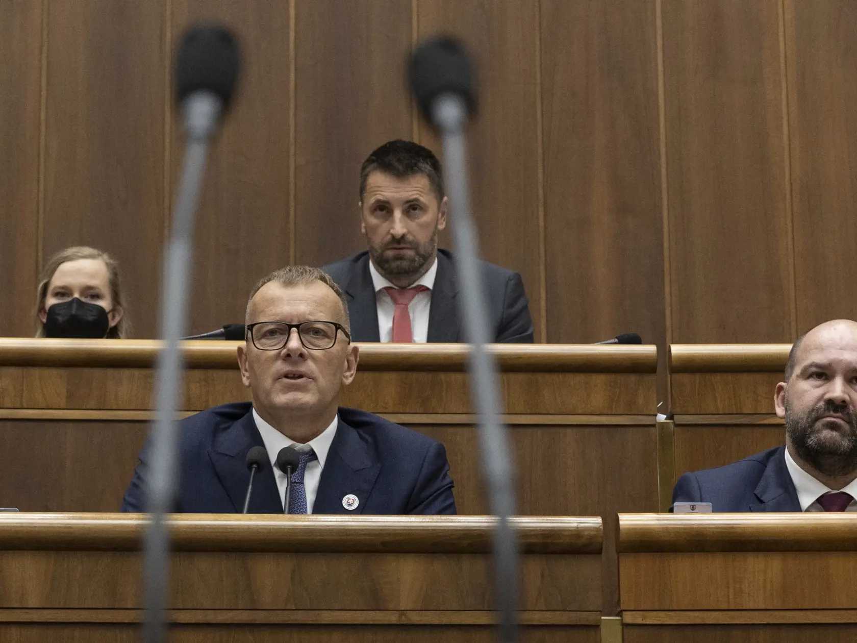 V piatok sa nebude hlasovať, najbližšie hlasovanie bude podľa jeho slov v utorok (20. 12.). „Pokračujeme ďalej v schôdzi Národnej rady, nepadol parlament, padla vláda," povedal značne podráždený Kollár. Zároveň médiám povedal, že je za predčasné voľby, ktoré by sa podľa neho mohli konať v máji či júni.
