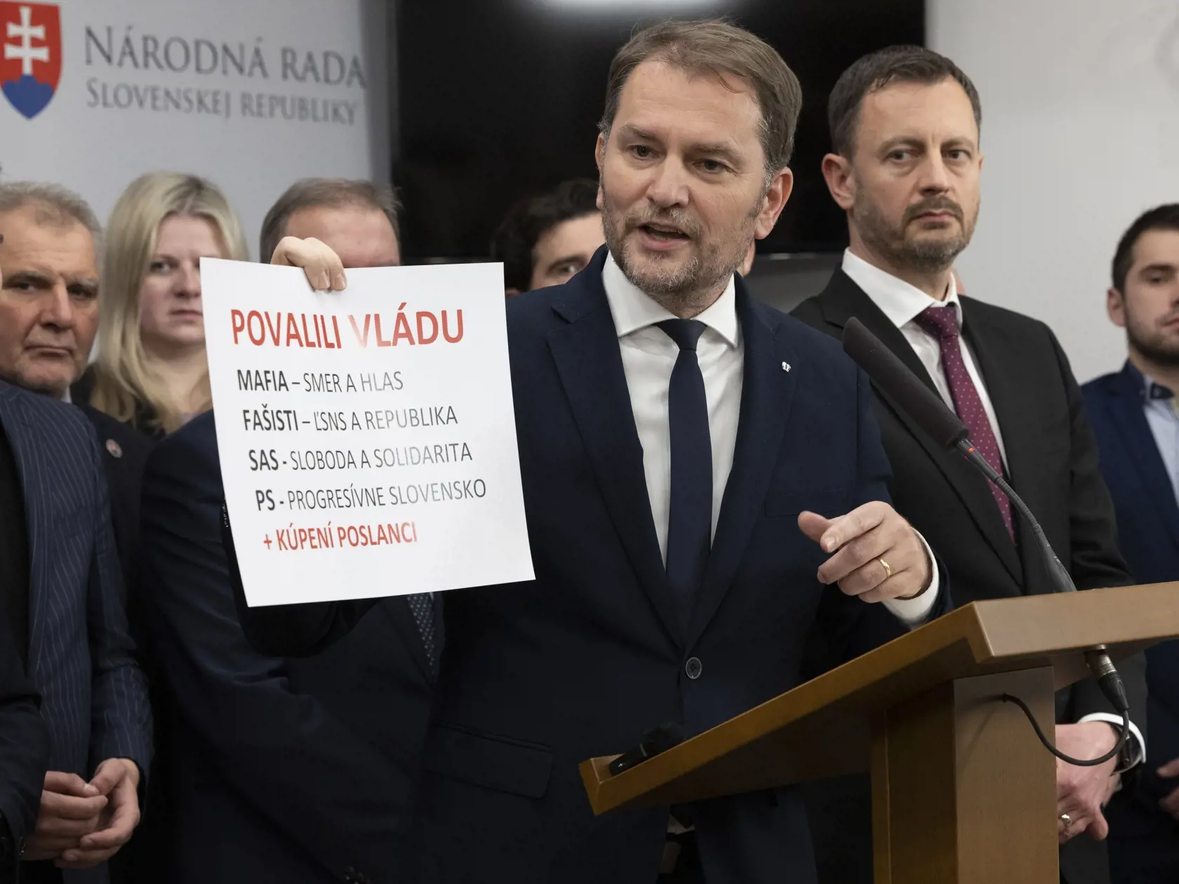 Ešte pred hlasovaním opustili sálu poslanci OĽaNO, s výnimkou Milana Kuriaka. Predseda NR SR Boris Kollár (Sme rodina) po hlasovaní prerušil schôdzu do piatka (16. 12.) do 9.00 h. Krátko po hlasovaní a následnej tlačovej konferencii OĽaNO sa spoločne s predsedom vlády vydal na stretnutie k prezidentke Zuzane Čaputovej.