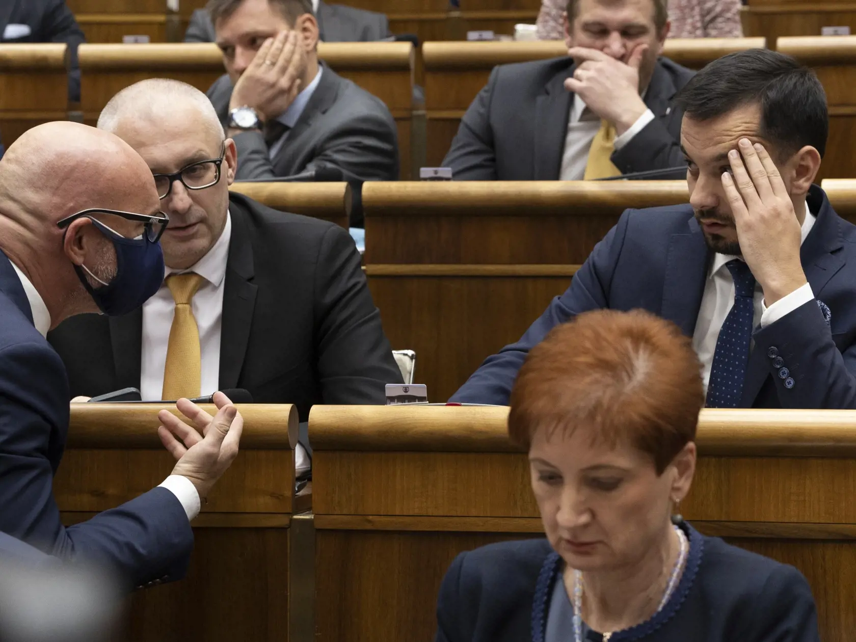 78. schôdza Národnej rady Slovenskej republiky počas ktorej sa poslanci rozhodujú o zotrvaní vlády Eduarda Hegera. Na snímke je Branislav Gröhling a Juraj Šeliga.