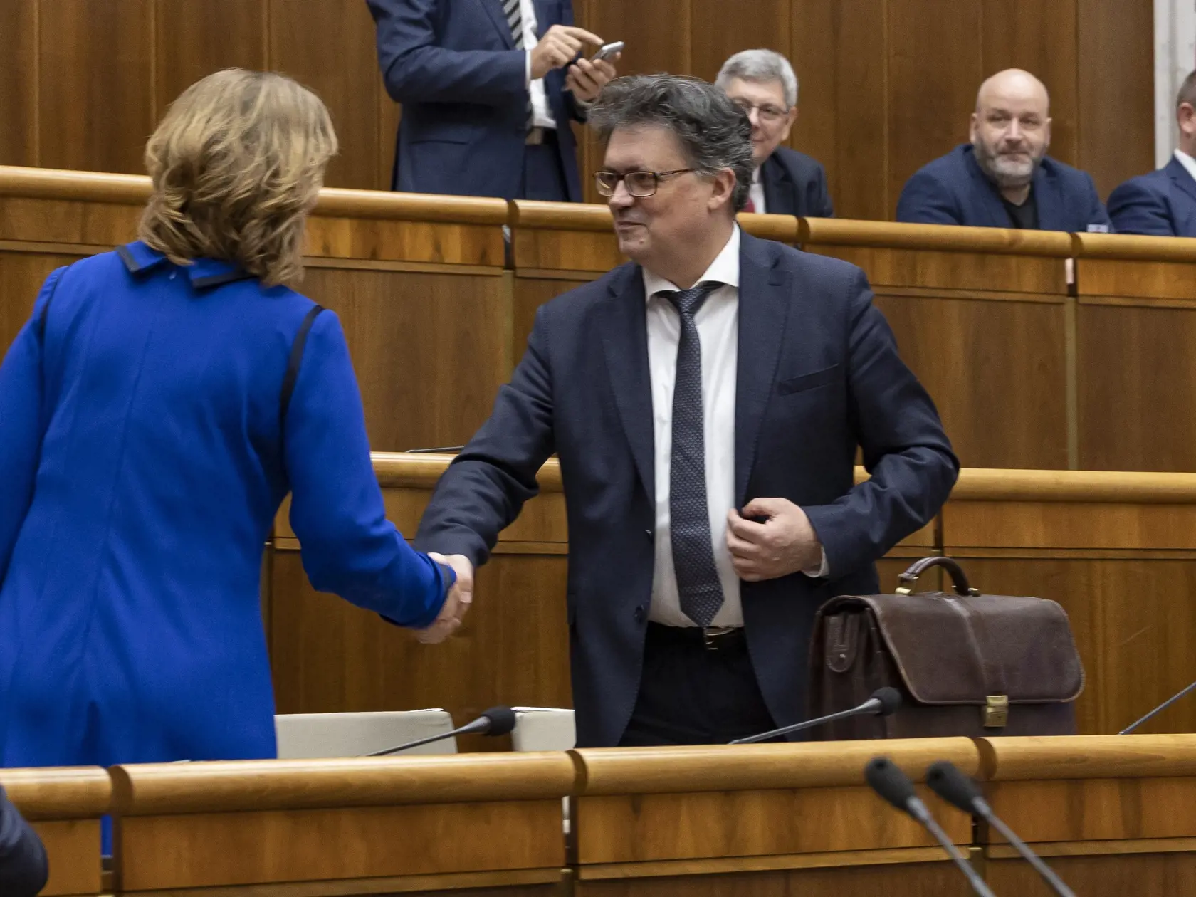 . Predseda parlamentu Boris Kollár (57) napokon schôdzu prerušil iba o 20 minút. Po návrate politikov do sály však opäť zaúradoval líder Sme rodina, ktorý zvolal „päťminútové” poslanecké grémium, ktoré však trvalo takmer hodinu. V tom čase sa už v pléne nenachádzal ani premiér, no ani líder OĽaNO. Slovo si vzal opäť Šipoš, ktorý vyzval všetkých poslancov OĽaNO, aby zo sály odišli a na hlasovaní sa nezúčastňovali.
