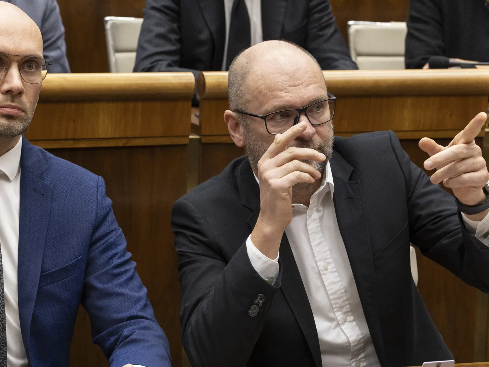 „Potom sa stalo niečo, čo je vyslovene nehorázne. Minister financií prišiel k prezidentke, podpísal demisiu a potom to vytrhol jej pracovníkovi z rúk, a teda povedal, že si to rozmyslel. Nič lepšie nedokumentuje to chaotické vládnutie, ktoré tu zažívame. Výsledok je, že poslanecký klub SaS bude jednotne hlasovať za vyslovenie nedôvery vláde," uviedol Sulík pred hlasovaním.