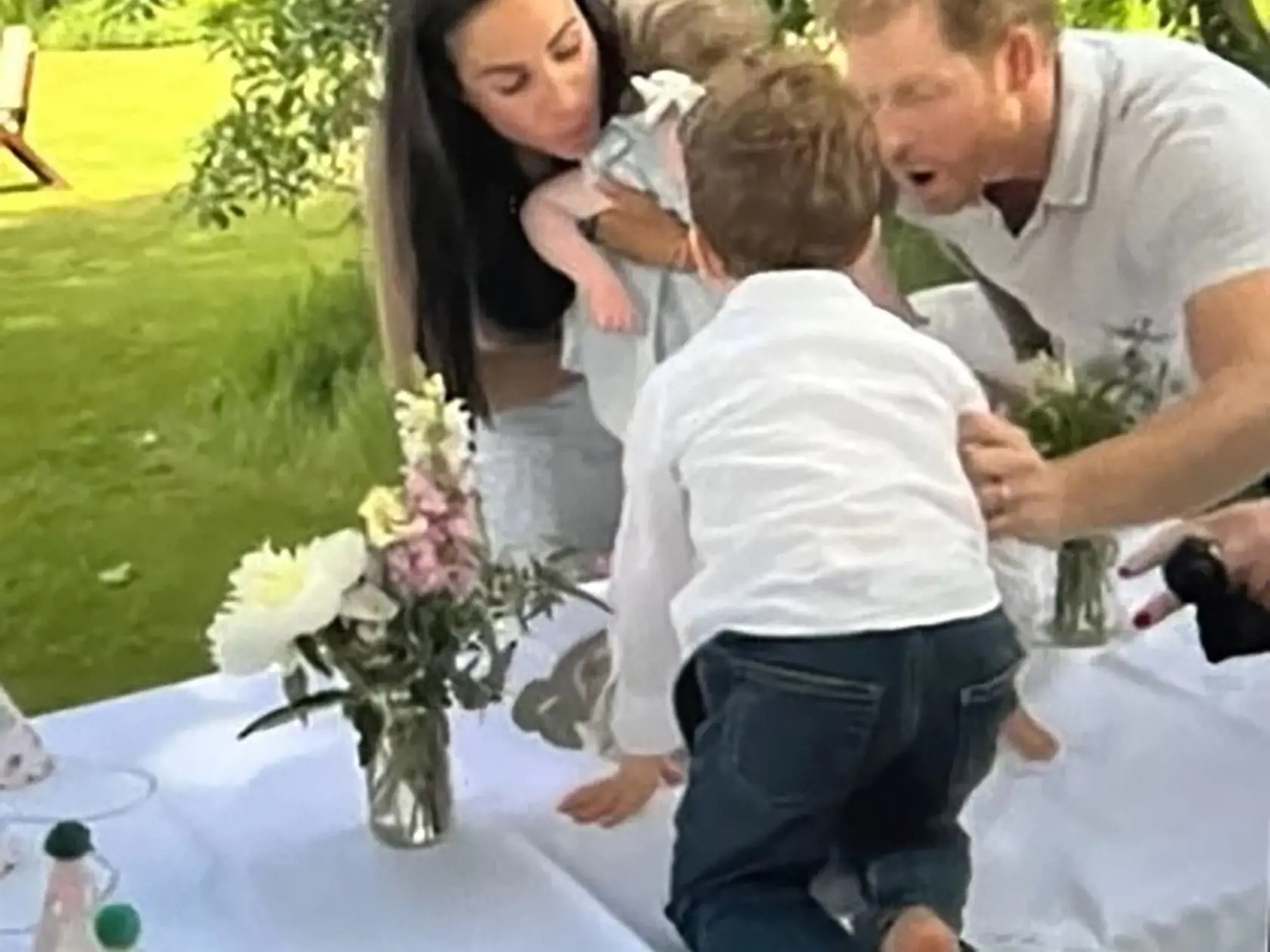 Harry a Meghan zverejnili doteraz nepublikované fotografie dcérky Lilibet