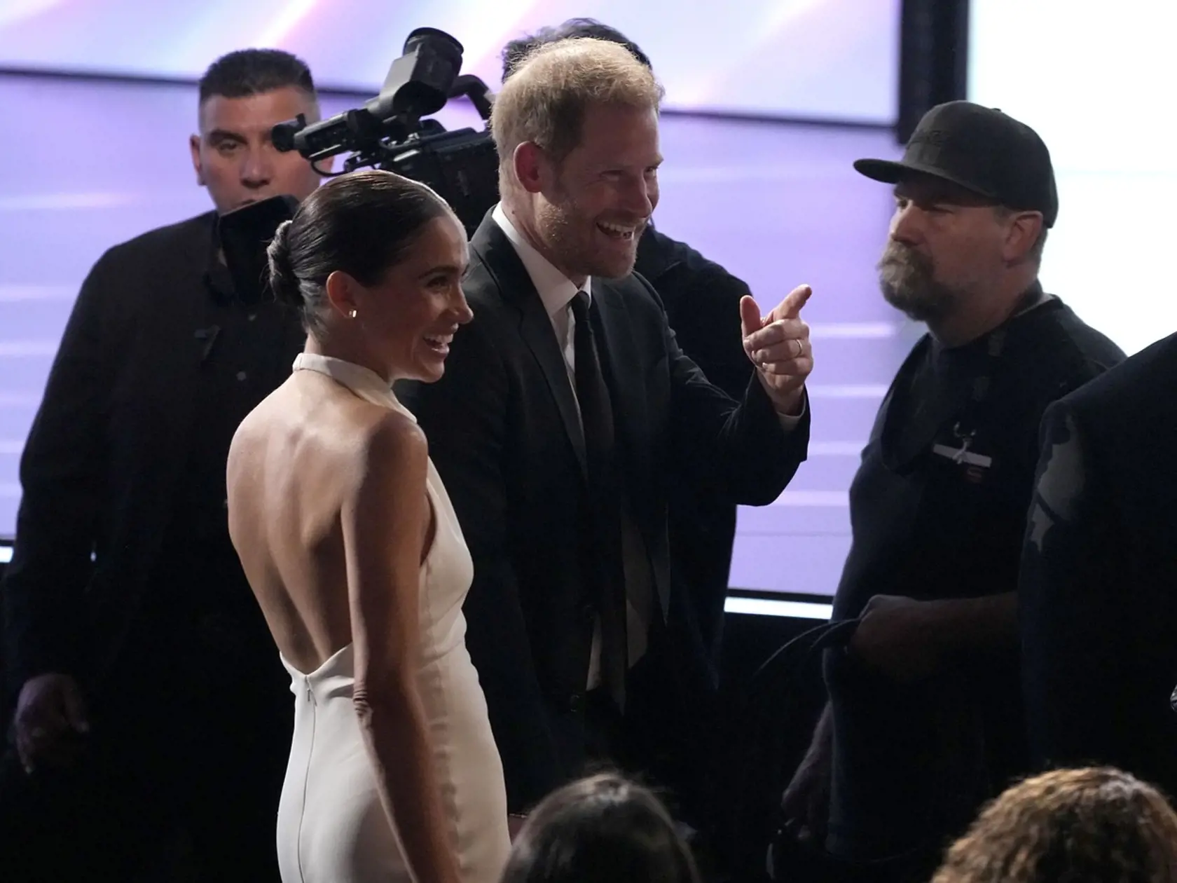Princ Harry prebral kontroverznú cenu Pata Tillmana za zásluhy. Harryho v publiku podporovala manželka Meghan Markle, ktorá bola na svojho manžela očividne pyšná.
