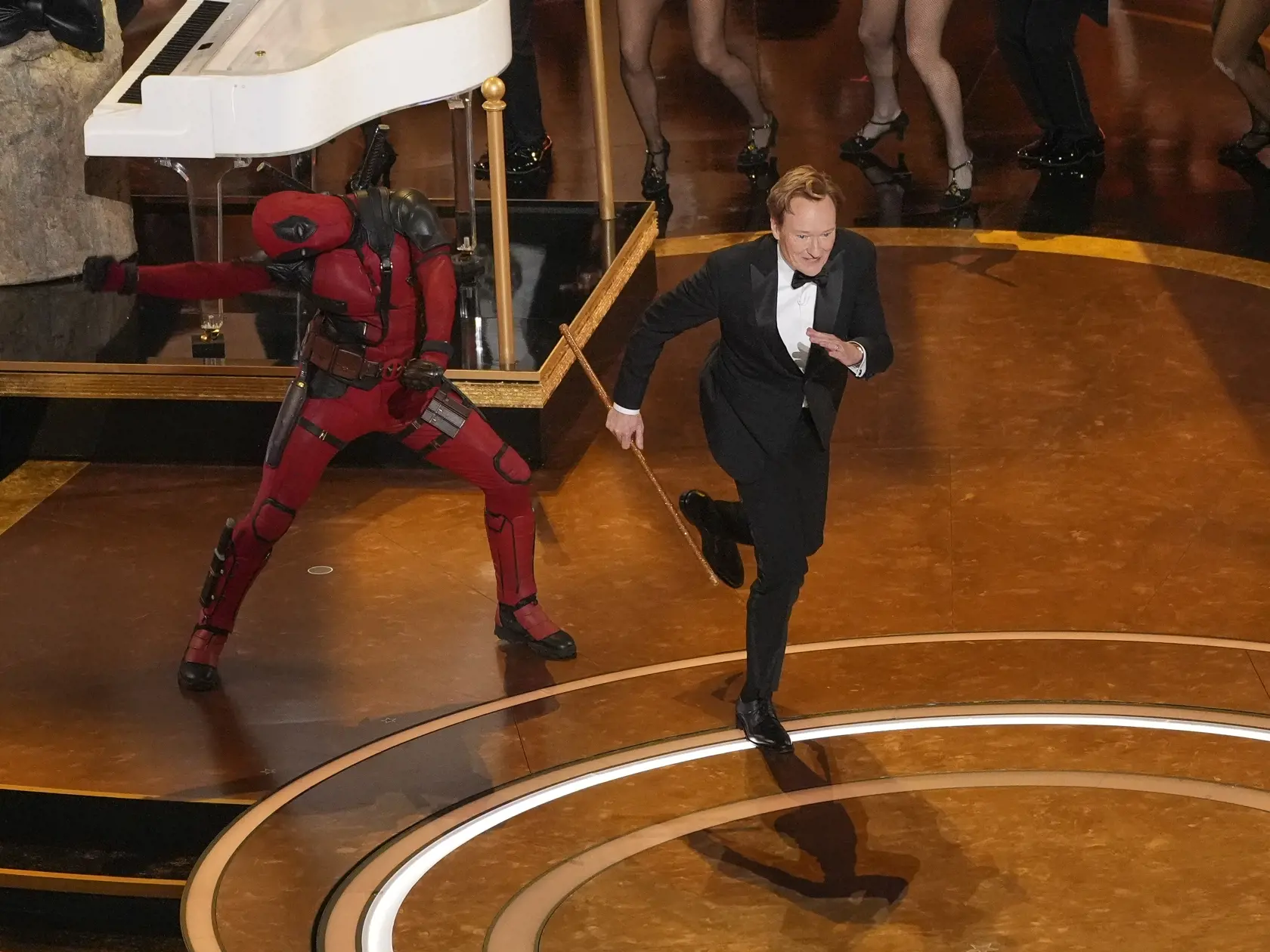 KK22 Los Angeles - Na snímke hostiteľ večera Conan O'Brien (vpravo) vystupuje na 97. ročníku odovzdávania Oscarov 2. marca 2025 v Los Angeles. FOTO TASR/AP
Dancing Deadpool, left, and Host Conan O'Brien perform during the Oscars on Sunday, March 2, 2025, at the Dolby Theatre in Los Angeles. (AP Photo/Chris Pizzello)