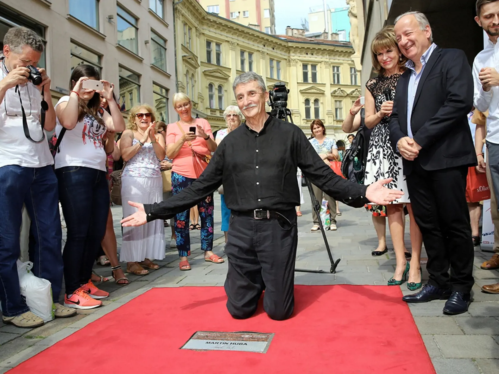Na chodníku slávy. Paradoxné je, že hercovi rodičia sa obávali, aby im neurobil hanbu.