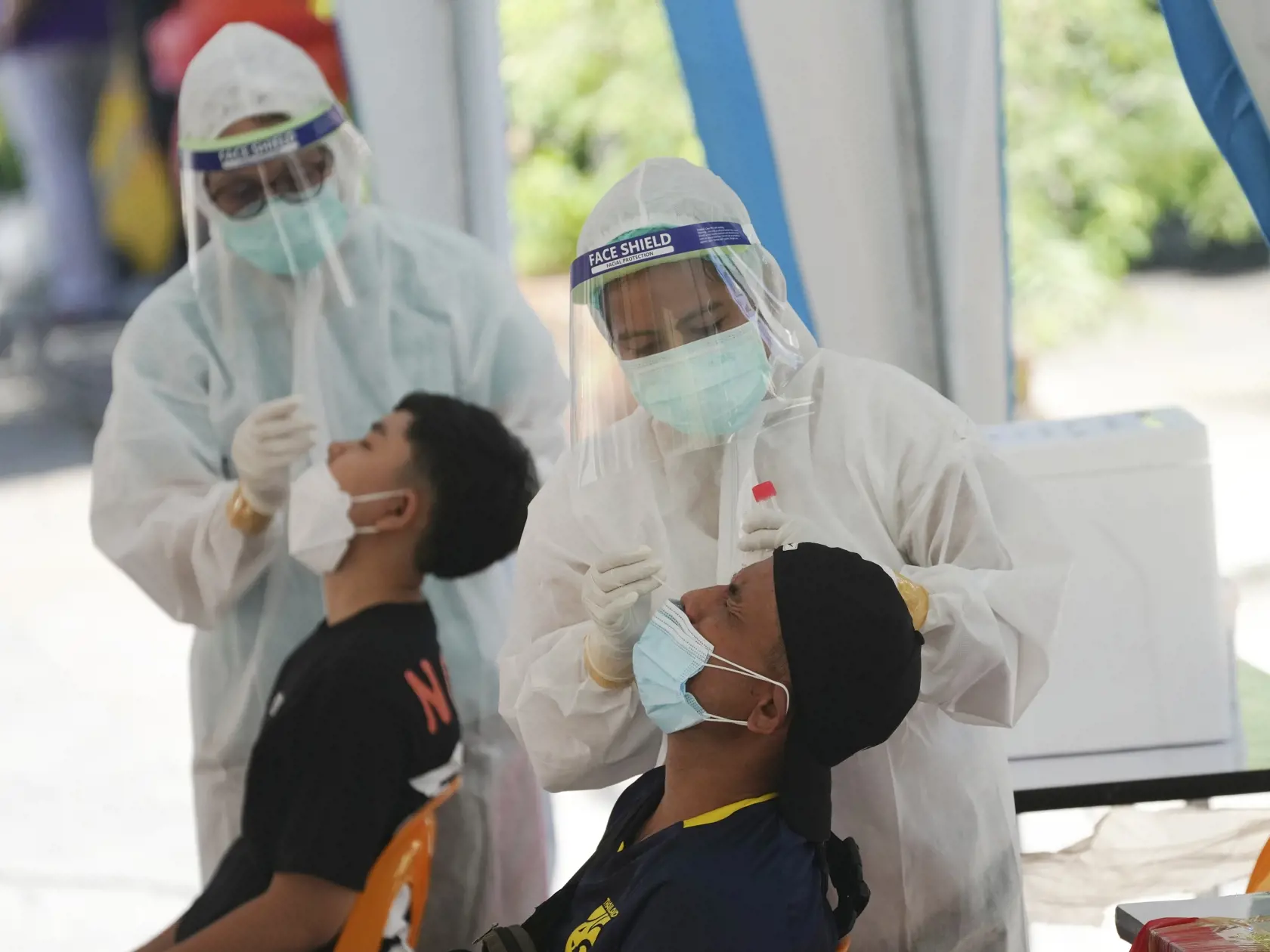 JB 8 Bangkok - Zdravotníci v ochranných odevoch odoberajú mužom vzorky z nosa počas testovania na ochorenie COVID-19 v Bangkoku 1. júna 2021. FOTO TASR/AP

Health workers collect nasal swabs from men for coronavirus testing in Bangkok, Thailand, Tuesday, June 1, 2021. (AP Photo/Sakchai Lalit)