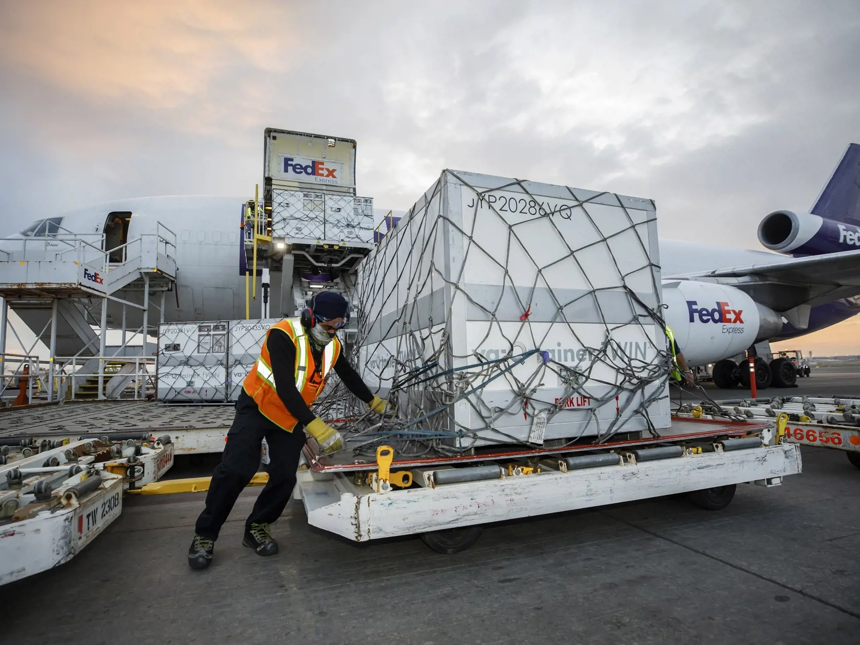 KK5 Toronto - Na snímke zamestnanci vykladajú zásielku vakcín proti ochoreniu Covid-19 od spoločnosti Moderna z lietadla americkej  zásielkovej spoločnosti FedEx  na medzinárodnom letisku v Toronte 20. apríla 2021. FOTO TASR/AP
Workers unload a shipment of the Moderna COVID-19 vaccine at the FedEx hub at Pearson International Airport in Toronto on Thursday, May 20, 2021. (Cole Burston/The Canadian Press via AP)